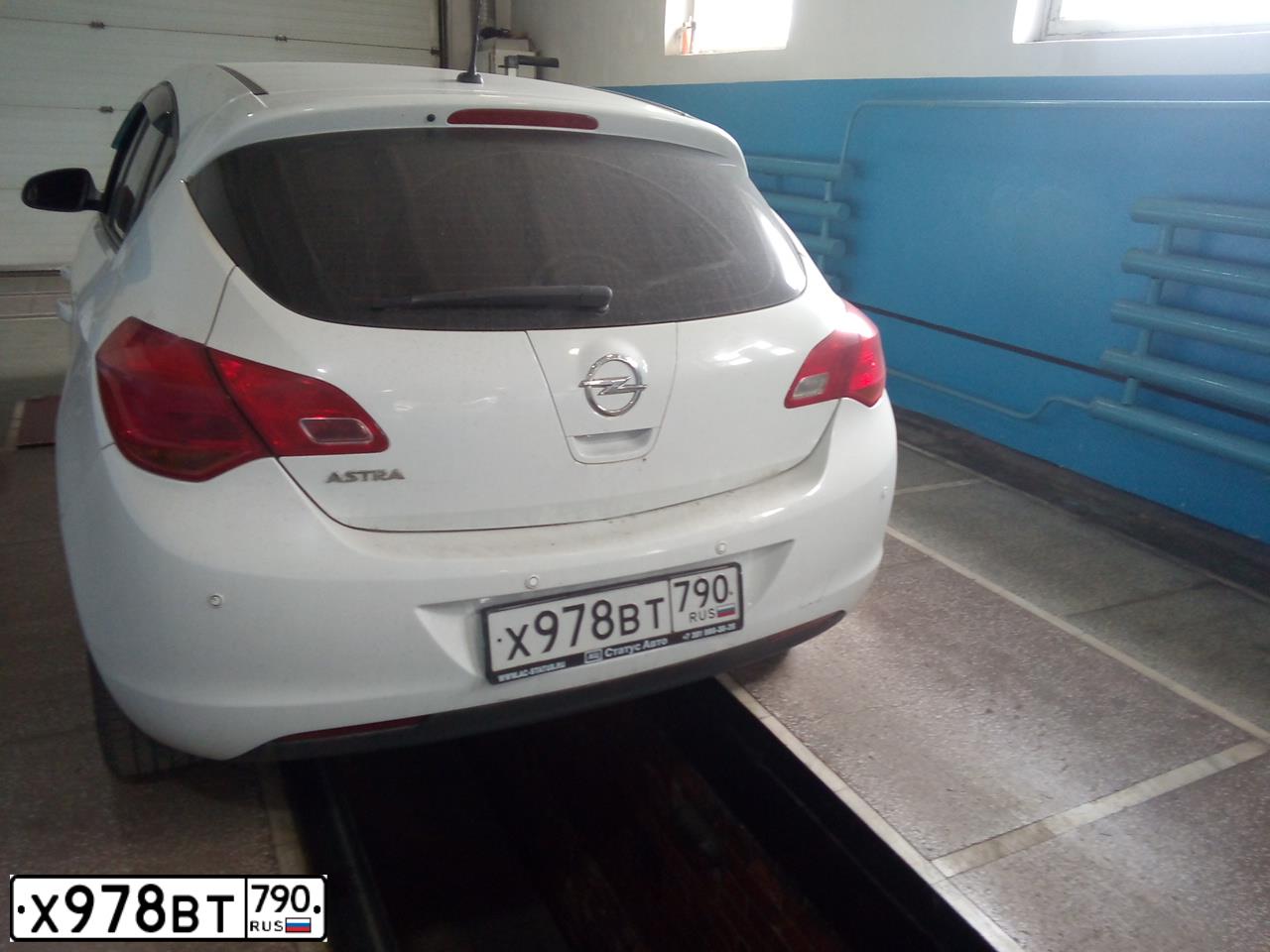Фото автомобиля OPEL ASTRA, 2012 — госномер В964РТ124. Цвет: Белый