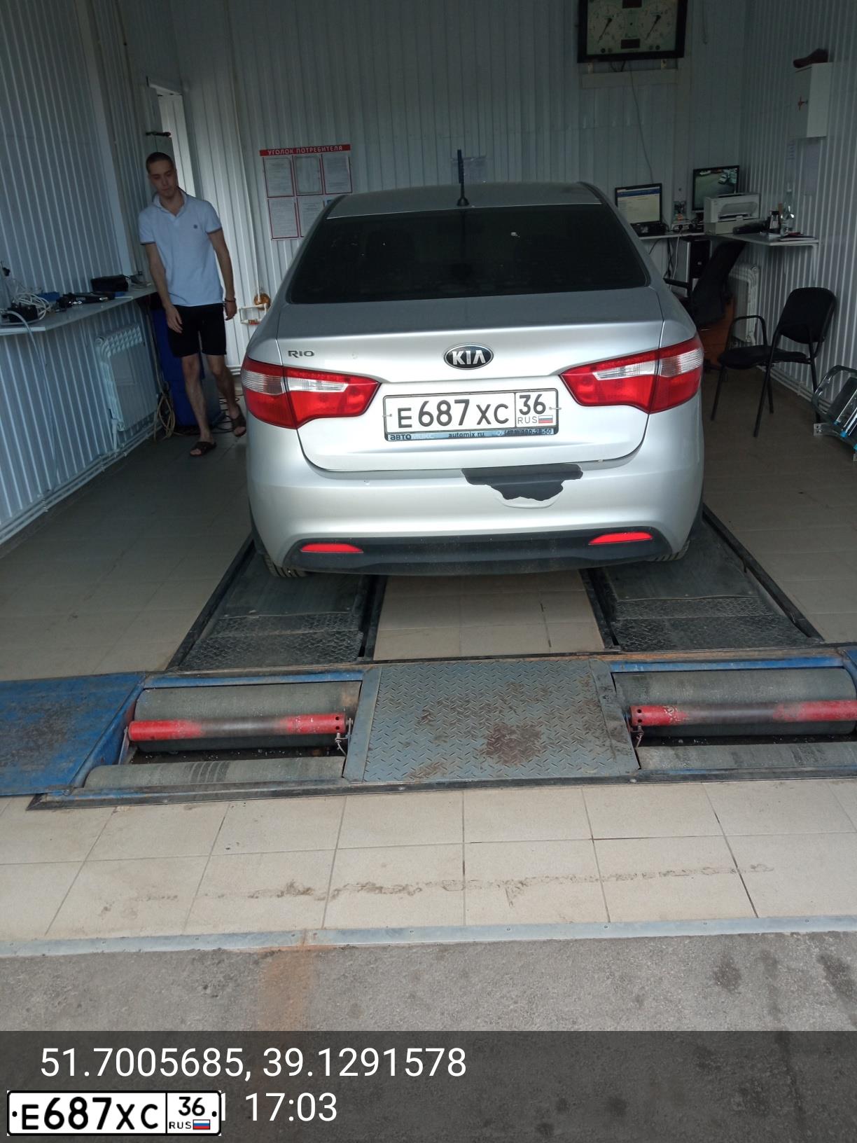 Фото автомобиля KIA RIO, 2014 — госномер Е687ХС36. Цвет: СЕРЕБРИСТЫЙ