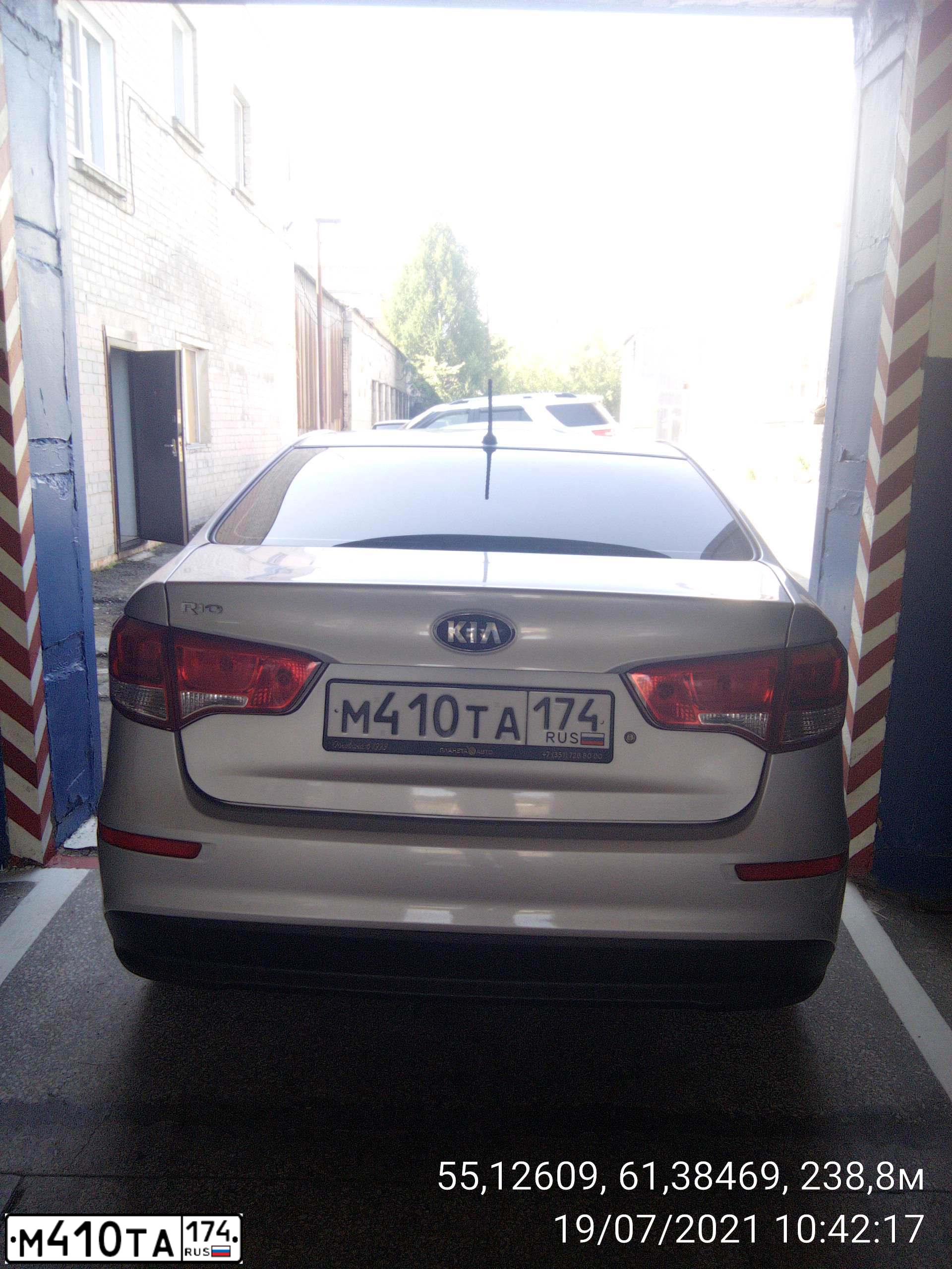 Фото автомобиля KIA RIO, 2015 — госномер М410ТА174. Цвет: СЕРЕБРИСТЫЙ