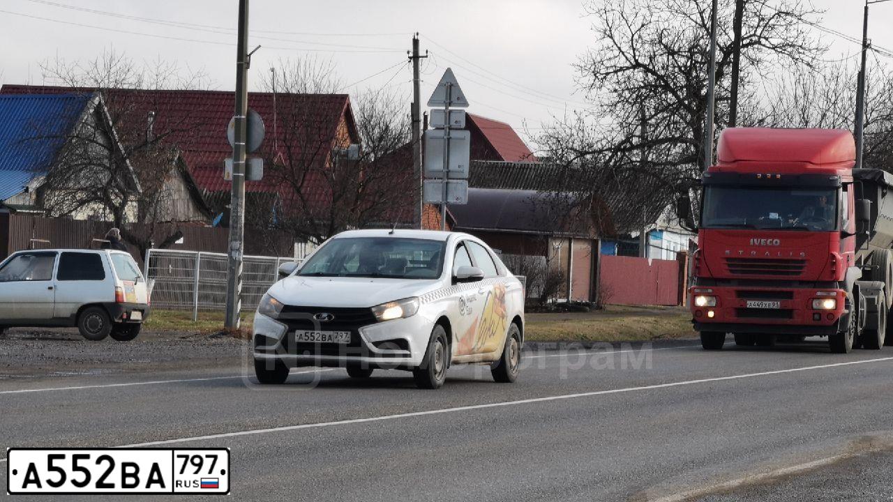 Фото автомобиля LADA VESTA, 2019 — госномер Х877АЕ05. Цвет: Белый