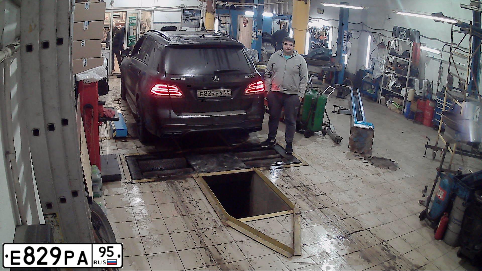 Фото автомобиля MERCEDES GLE-KLASSE, 2016 — госномер А988УЕ777. Цвет: ЧЕРНЫЙ