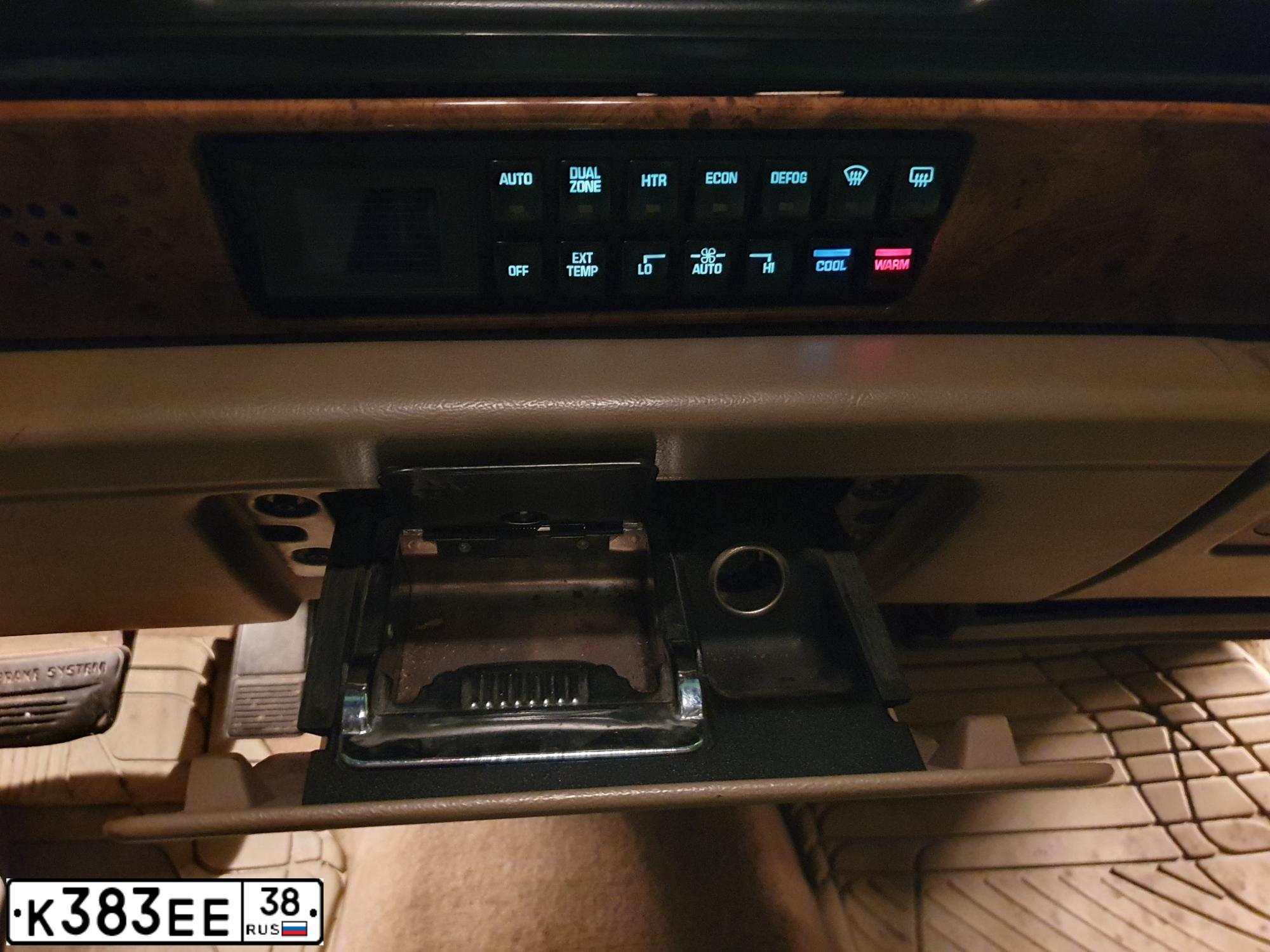 Фото автомобиля BUICK LE SABRE, 1994 — госномер К383ЕЕ38. Цвет: БЕЖЕВЫЙ