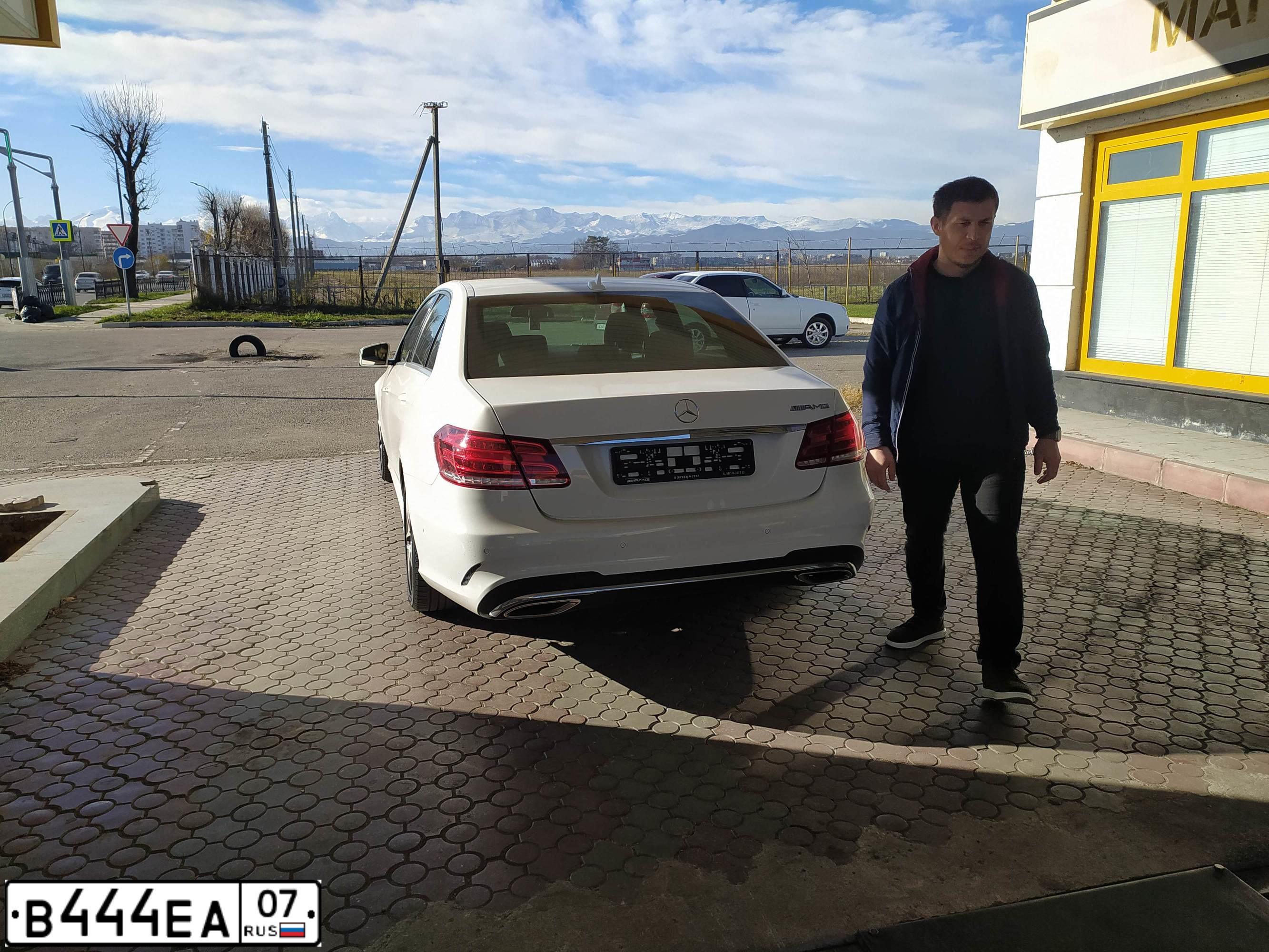 Фото автомобиля MERCEDES-BENZ E-CLASS, 2014 — госномер К411МН07. Цвет: Белый