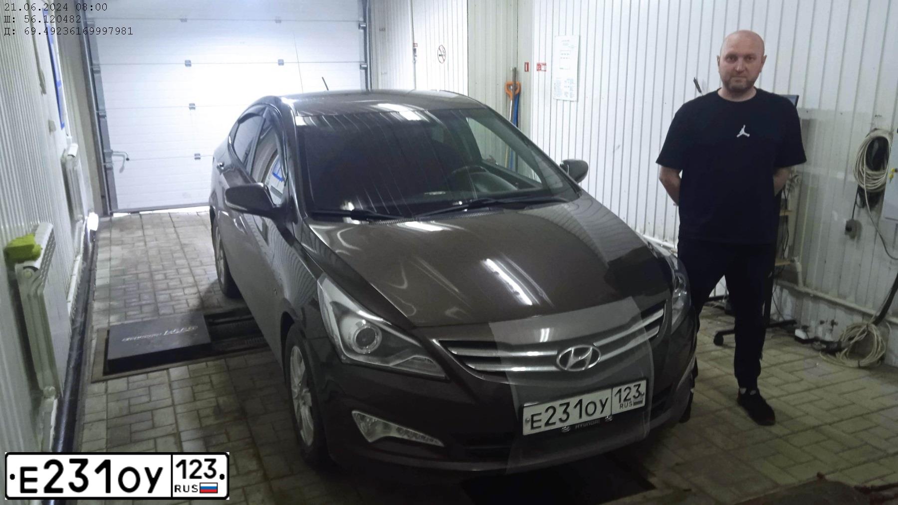 Фото автомобиля HYUNDAI SOLARIS, 2015 — госномер Е231ОУ123. Цвет: Коричневый