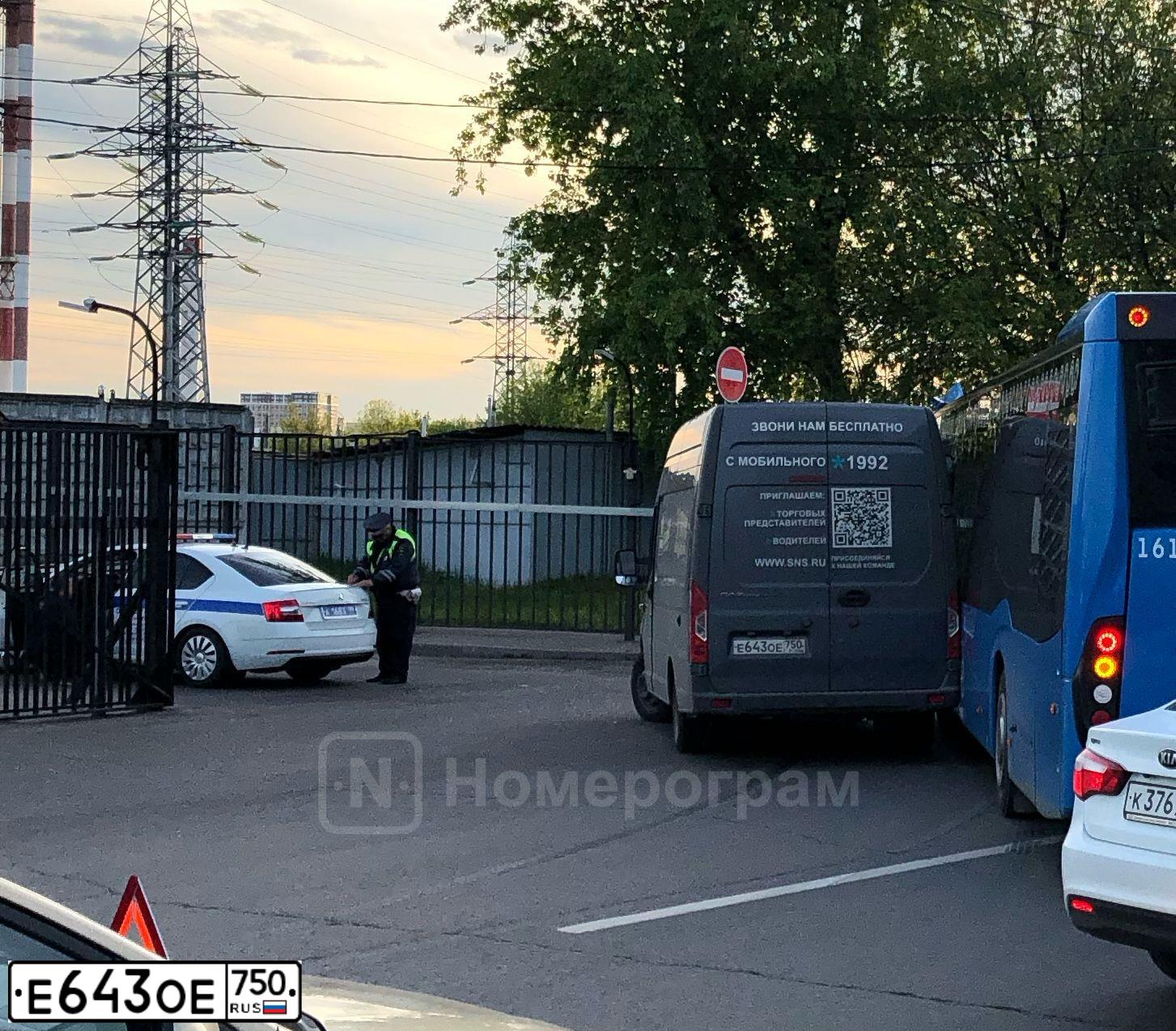 Фото автомобиля KAMAZ 43118 /6X6/, 2016 — госномер В643ОЕ750. Цвет: БЕЛЫЙ