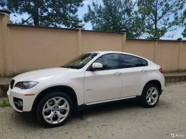 Фото автомобиля BMW X6, 2008 — госномер О899НУ124. Цвет: Белый