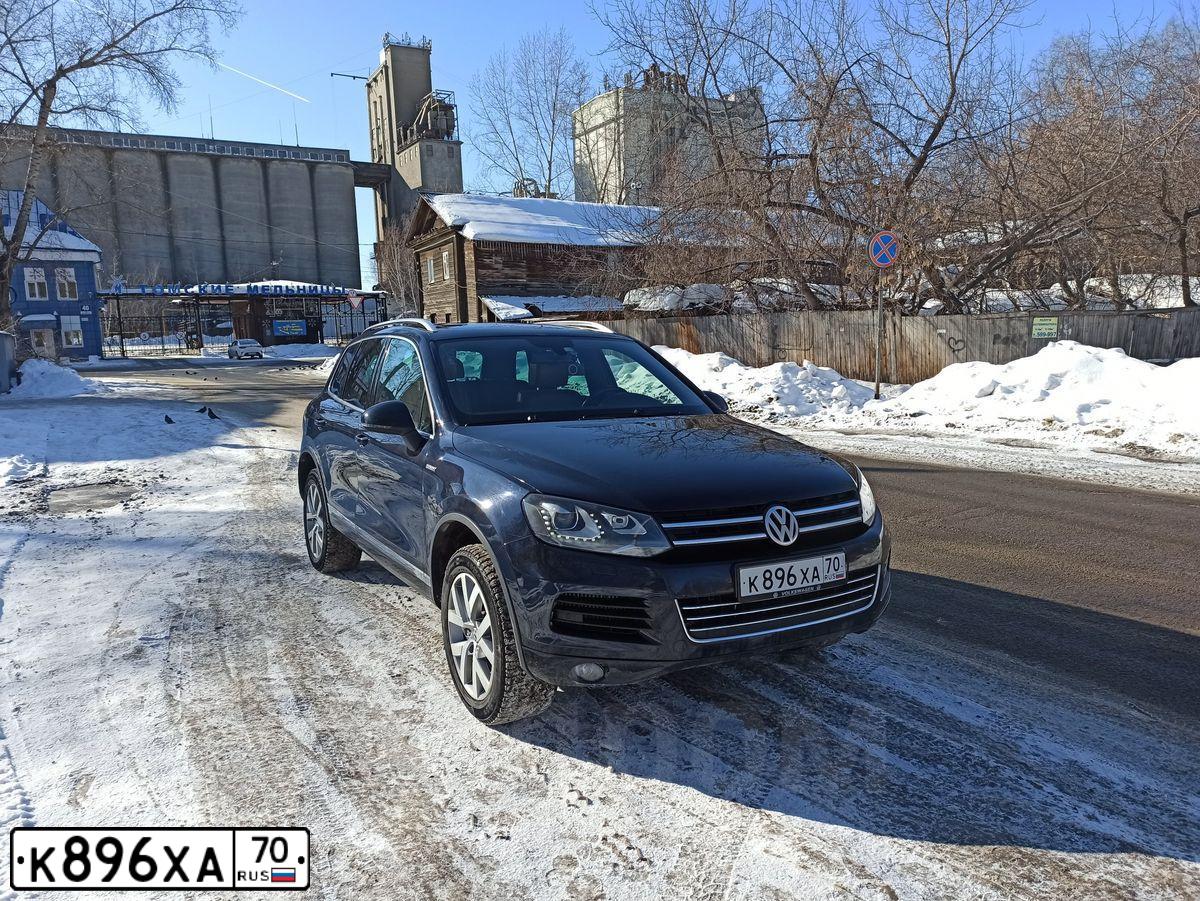 Фото автомобиля VOLKSWAGEN TOUAREG, 2013 — госномер О220ВО142. Цвет: Темно-синий