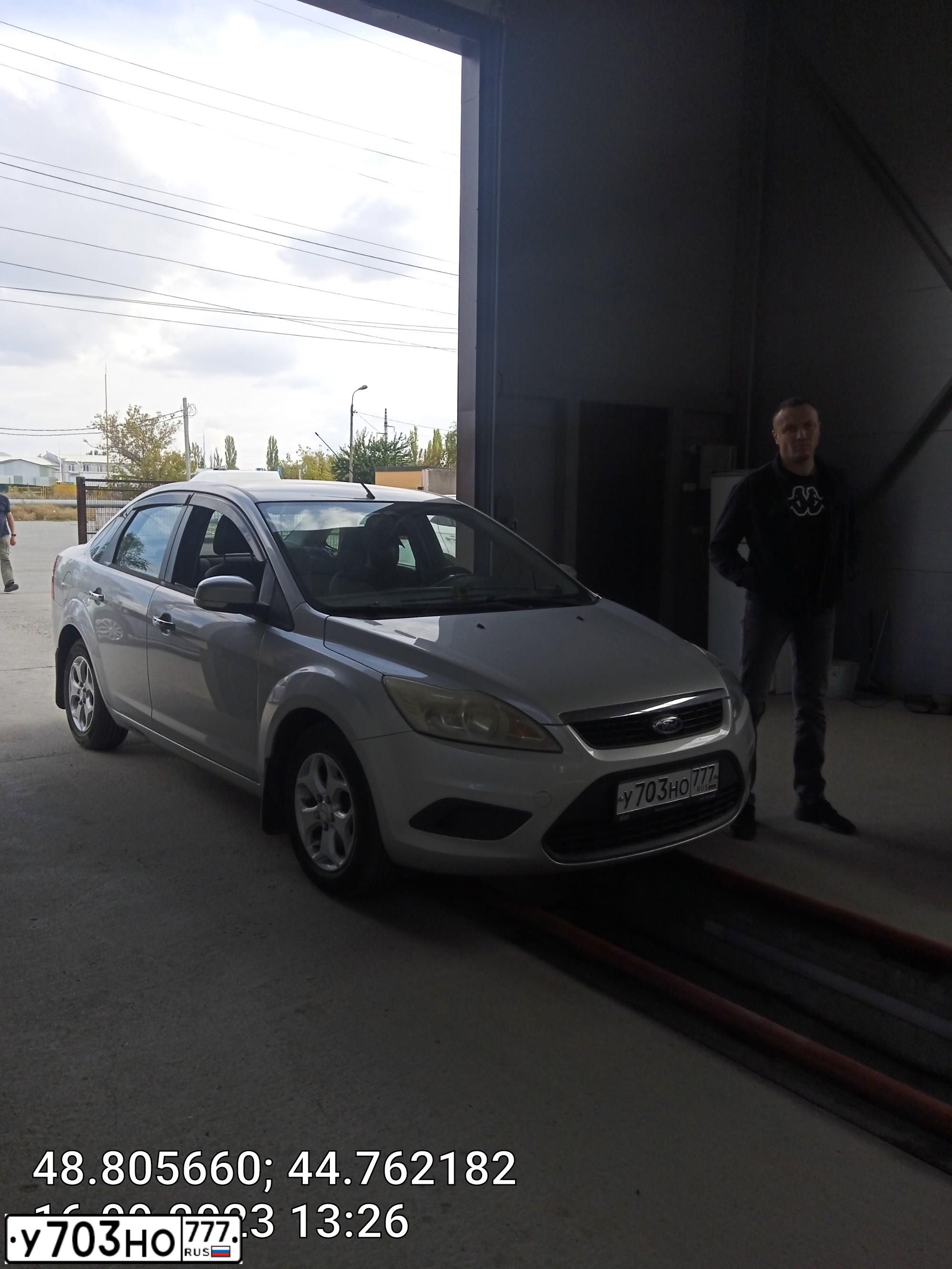 Фото автомобиля FORD FOCUS, 2010 — госномер М877ХС134. Цвет: СЕРЕБРИСТЫЙ