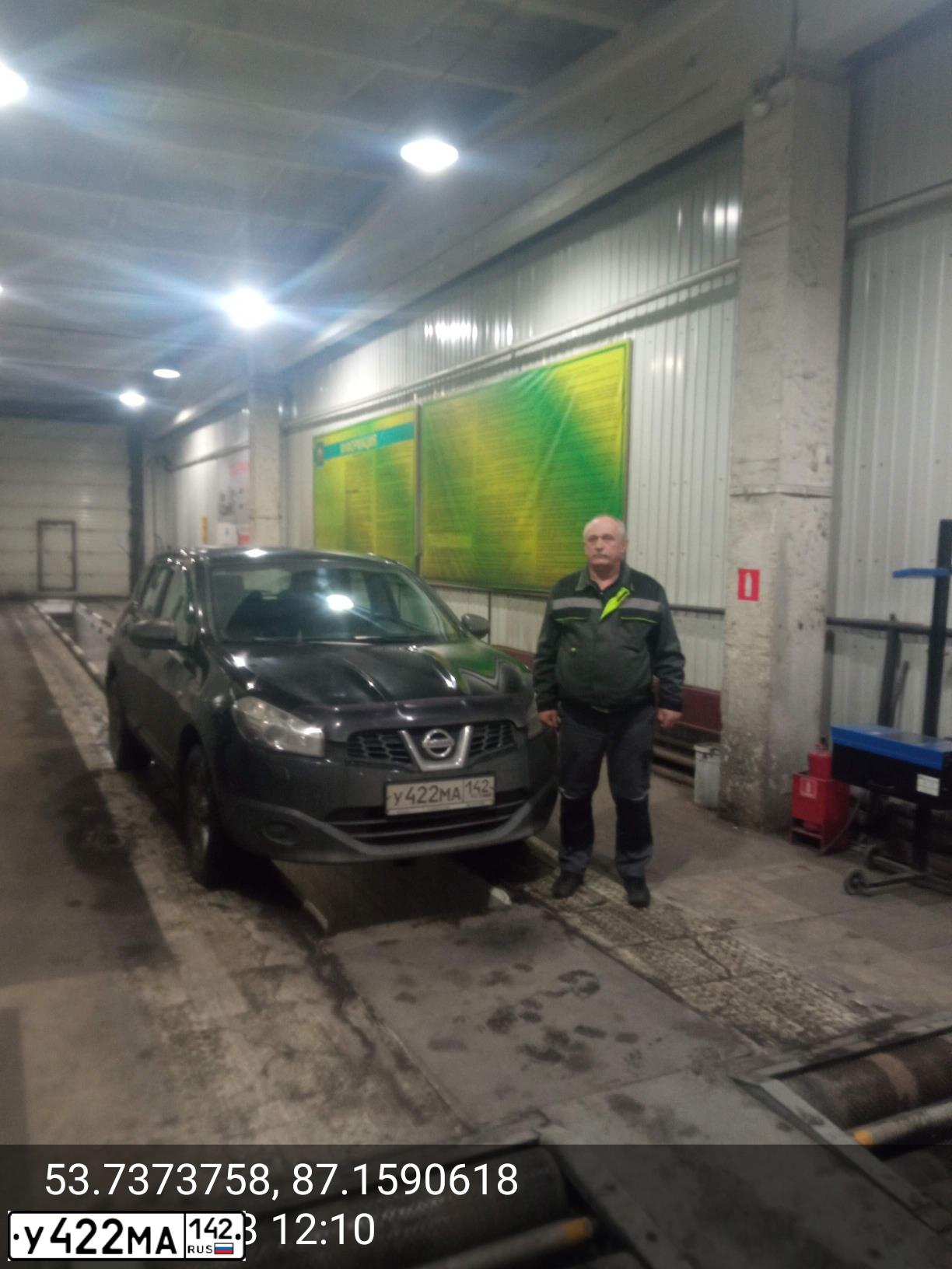 Фото автомобиля NISSAN QASHQAI, 2012 — госномер У422МА142. Цвет: ЧЕРНЫЙ