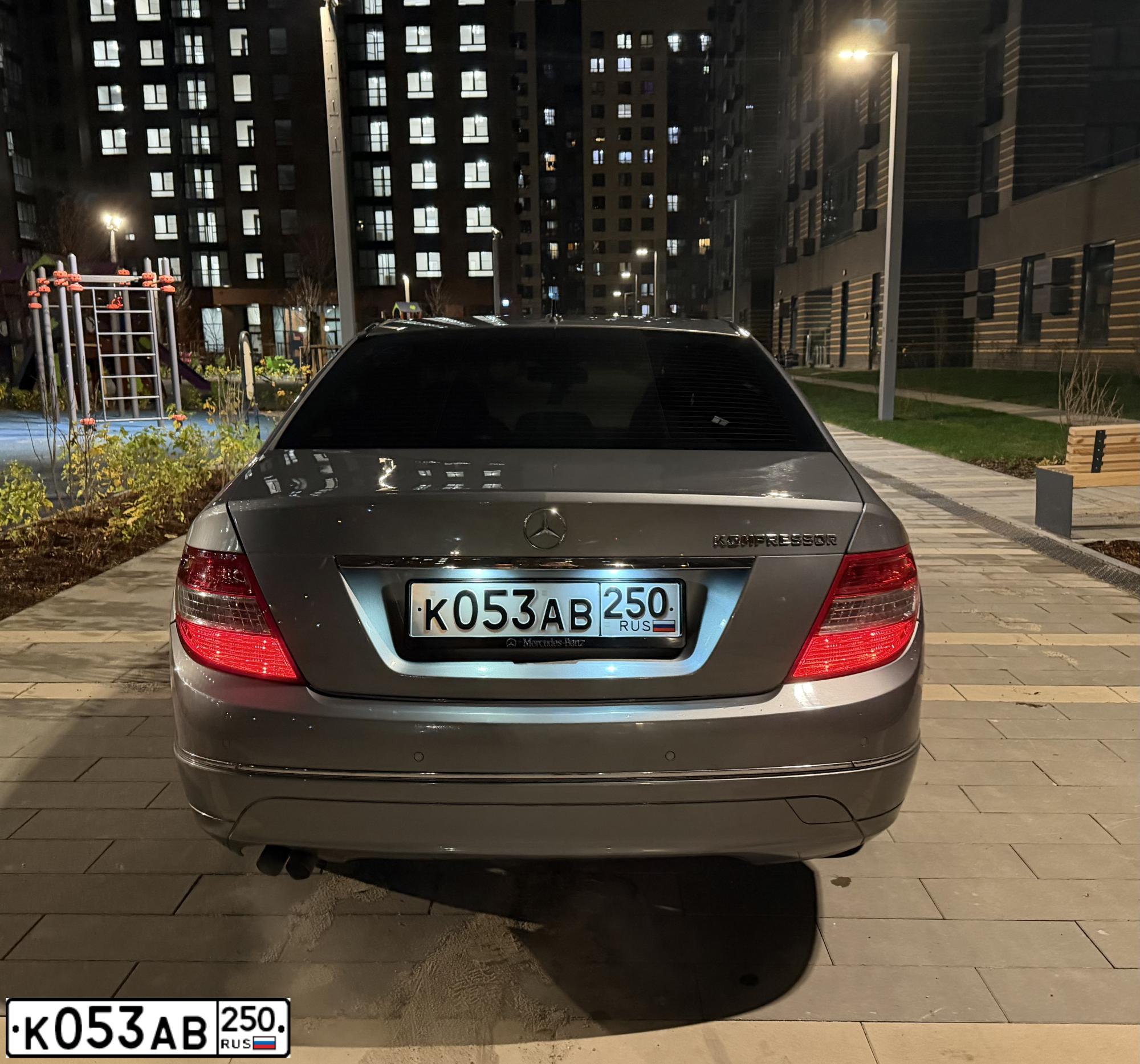 Фото автомобиля MERCEDES C-KLASSE, 2008 — госномер К053АВ250. Цвет: СЕРЫЙ