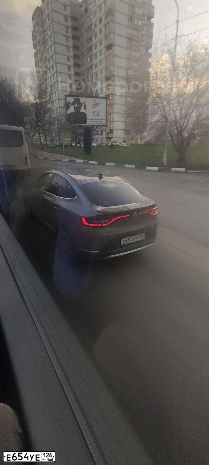 Фото автомобиля RENAULT ARKANA, 2019 — госномер Е654УЕ126. Цвет: СЕРЫЙ