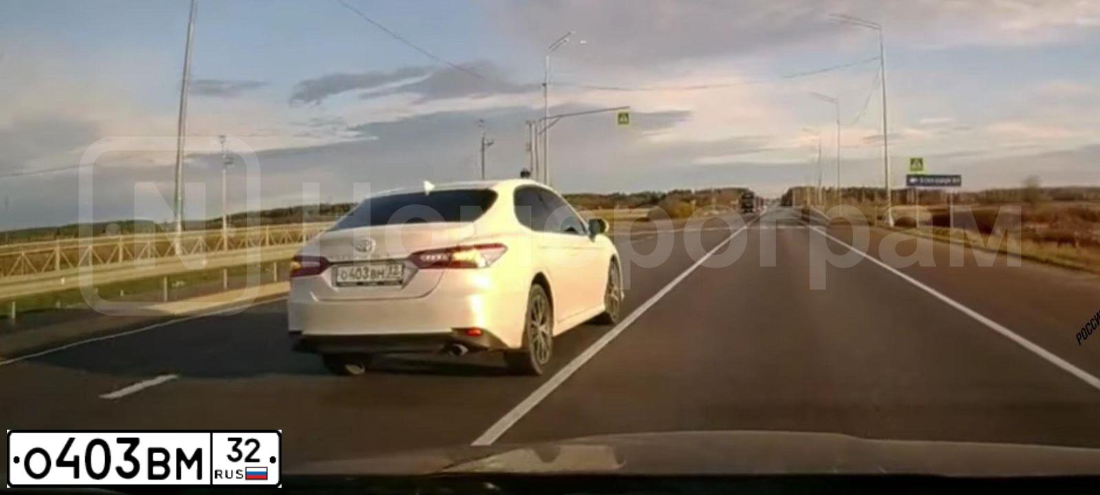 Фото автомобиля TOYOTA CAMRY АХVА70L RЕZNВХ, 2021 — госномер О403ВМ32. Цвет: Белый