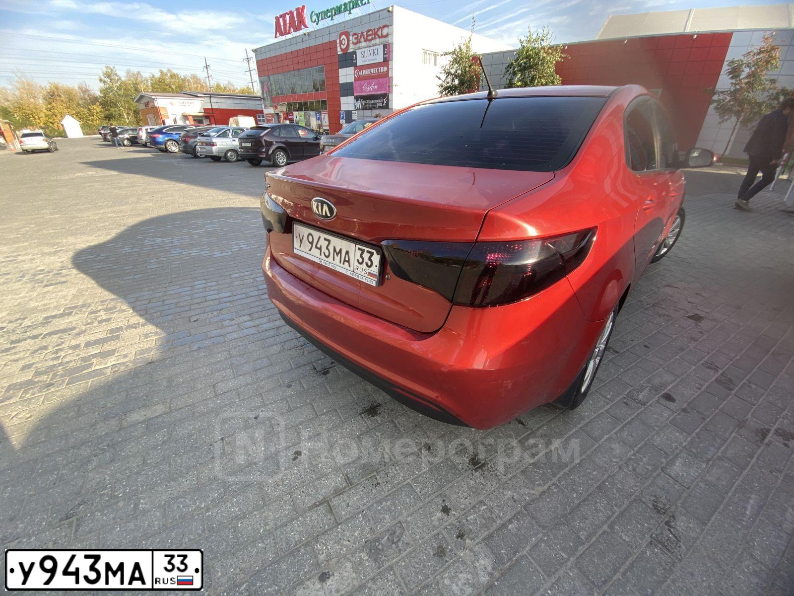 Фото автомобиля KIA RIO, 2013 — госномер М908УУ790. Цвет: Красный