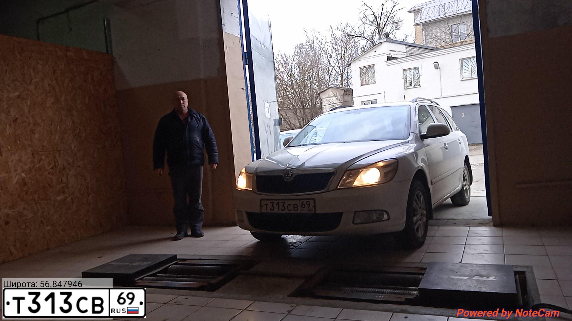 Фото автомобиля SKODA OCTAVIA, 2012 — госномер Т313СВ69. Цвет: Белый