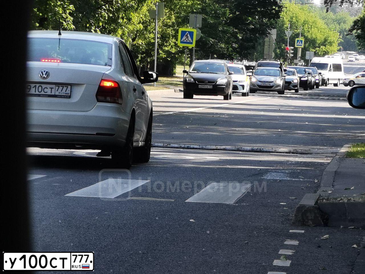 Фото автомобиля LADA 2114 SAMARA, 2010 — госномер У100СТ777. Цвет: Серо-сине-зеленый