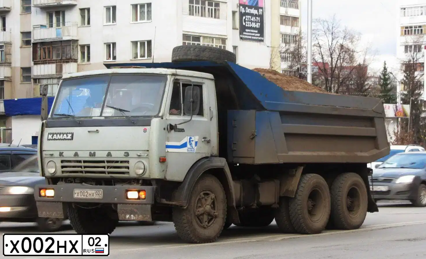 Фото автомобиля KAMAZ 55111 /6X4/, 1993 — госномер Х002НХ02. Цвет: СЕРЫЙ