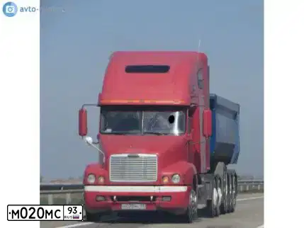 Фото автомобиля FREIGHTLINER CENTURY S/T, 2003 — госномер М020МС93. Цвет: Красный