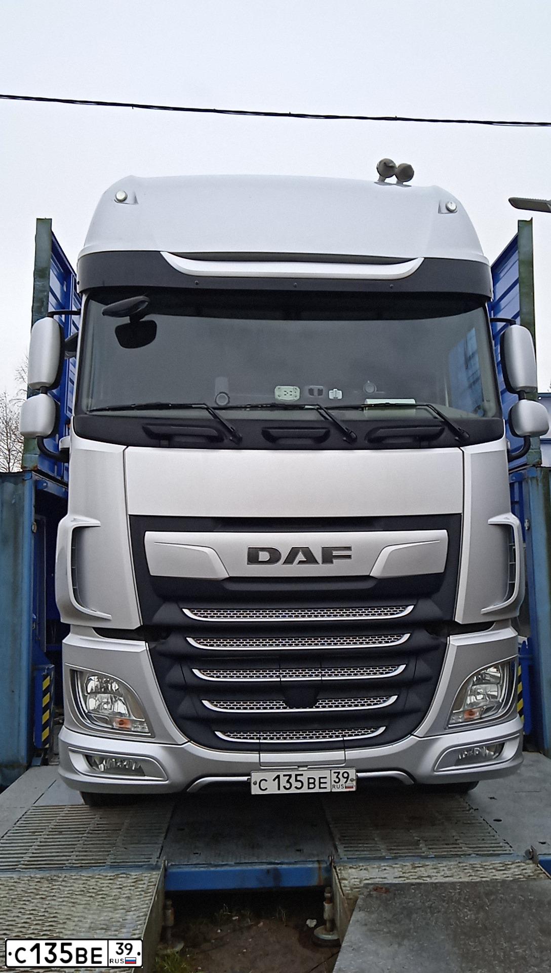Фото автомобиля DAF XF 105, 2018 — госномер С983СН39. Цвет: СЕРЕБРИСТЫЙ