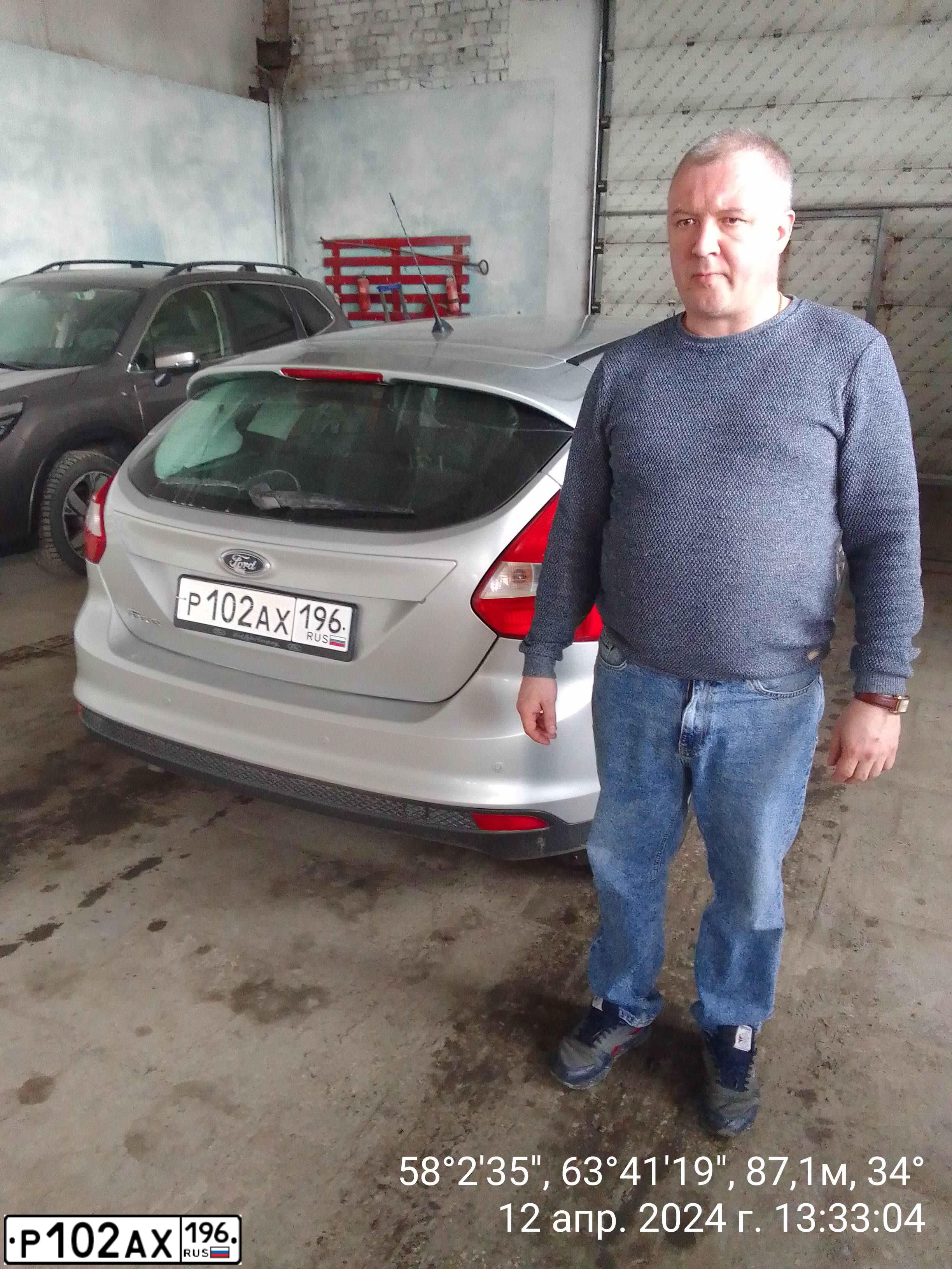 Фото автомобиля FORD FOCUS, 2012 — госномер Р102АХ196. Цвет: СЕРЕБРИСТЫЙ