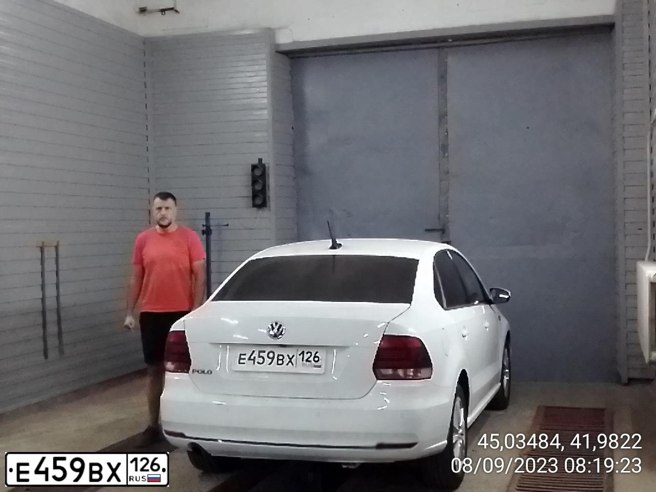 Фото автомобиля VOLKSWAGEN POLO, 2018 — госномер Н075ВЕ126. Цвет: Белый