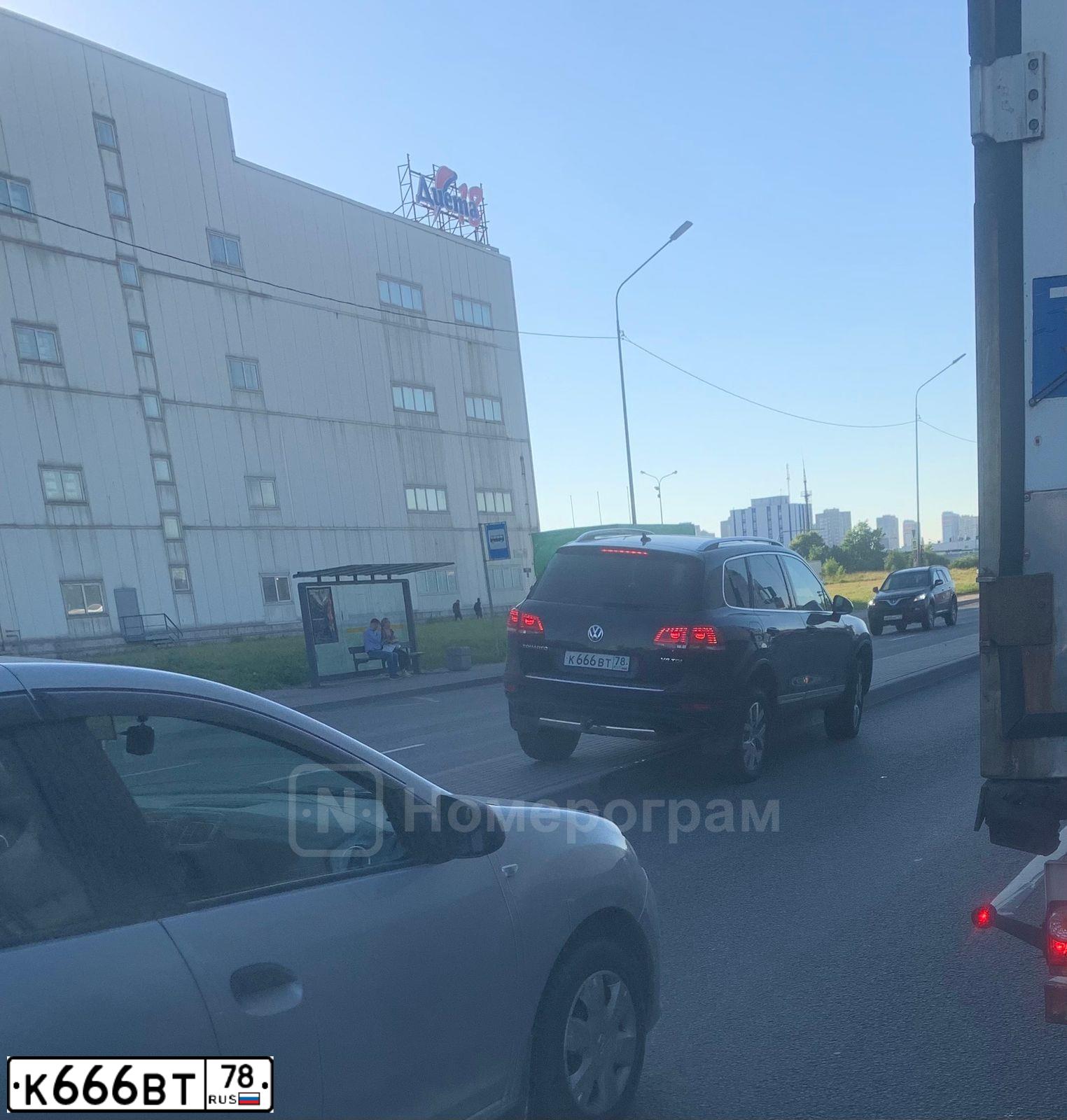 Фото автомобиля FORD FIESTA / ASPIRE, 2007 — госномер К666ВТ78. Цвет: Красный