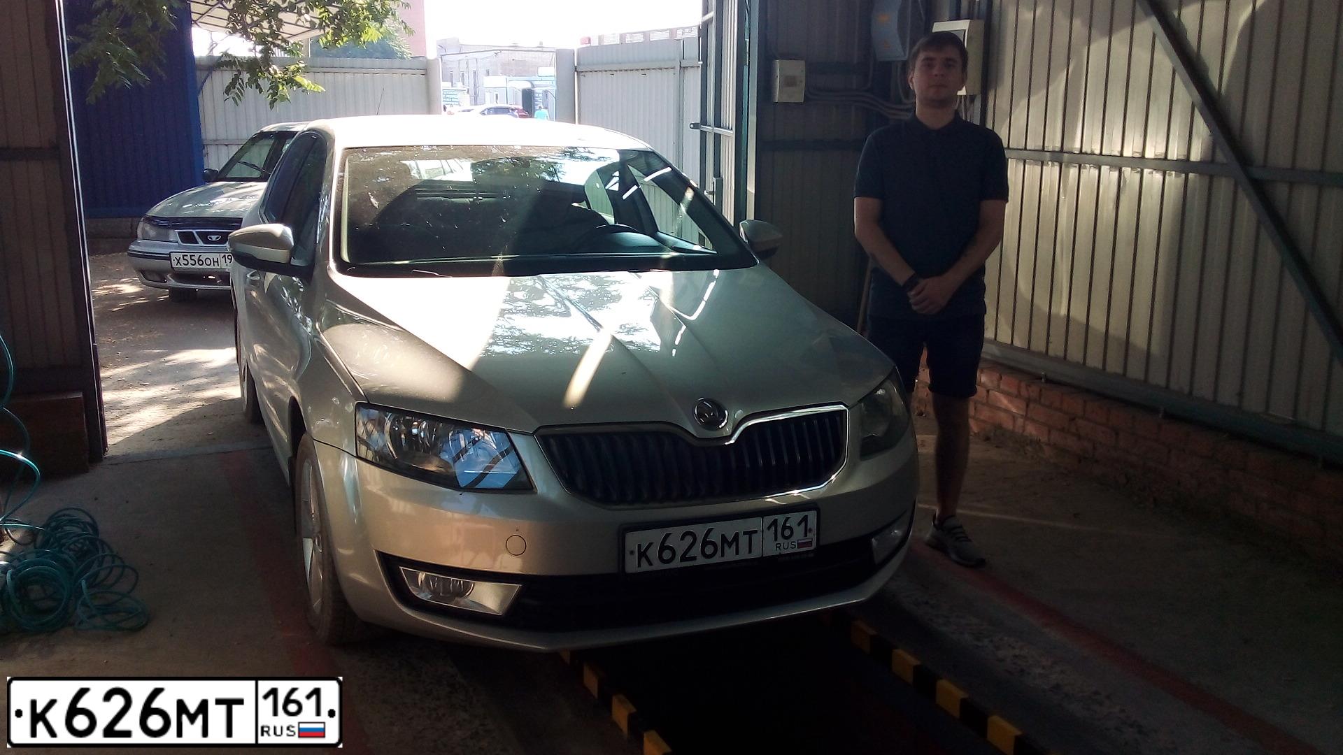 Фото автомобиля SKODA OCTAVIA, 2013 — госномер С327КС761. Цвет: Серебристо-Желтый