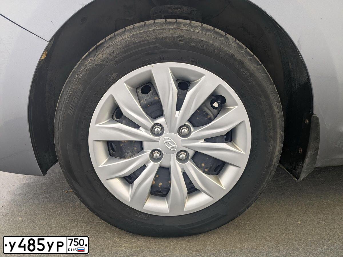 Фото автомобиля HYUNDAI SOLARIS, 2019 — госномер Е496УВ797. Цвет: БЕЛЫЙ-ЖЕЛТЫЙ-СЕРЫЙ
