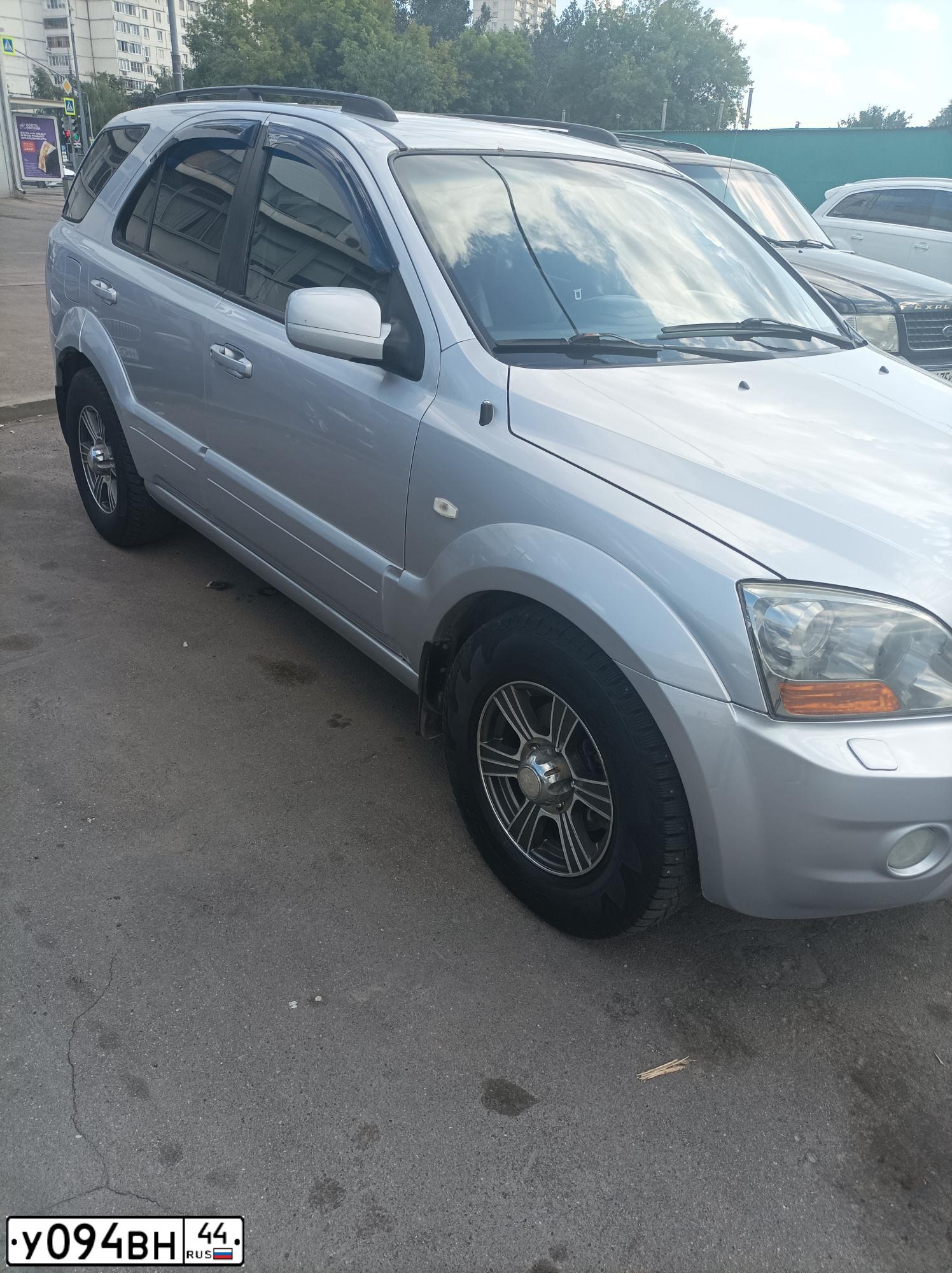 Фото автомобиля KIA SORENTO, 2007 — госномер У094ВН44. Цвет: Чистое серебро