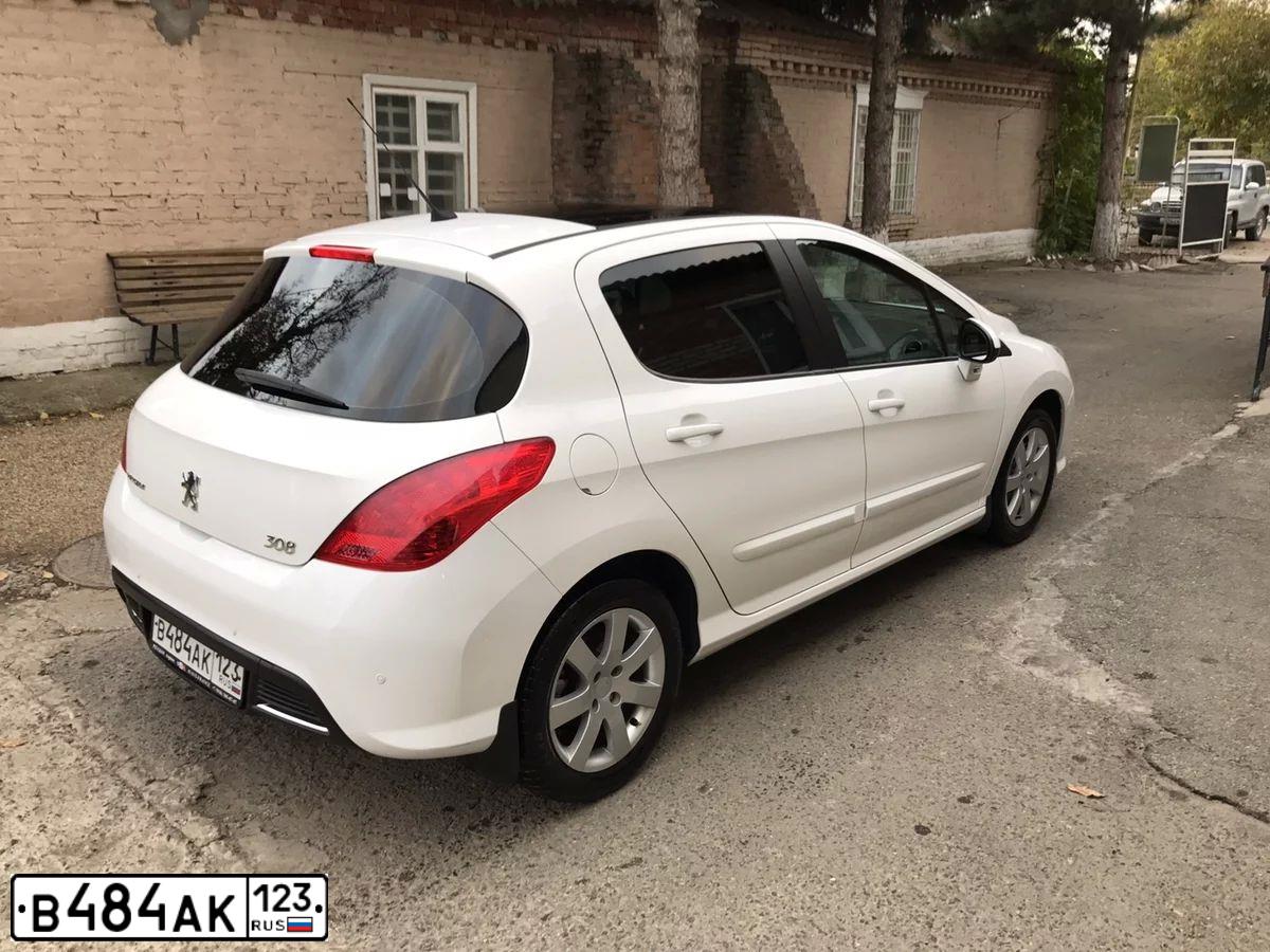 Фото автомобиля PEUGEOT 308, 2011 — госномер В484АК123. Цвет: Белый