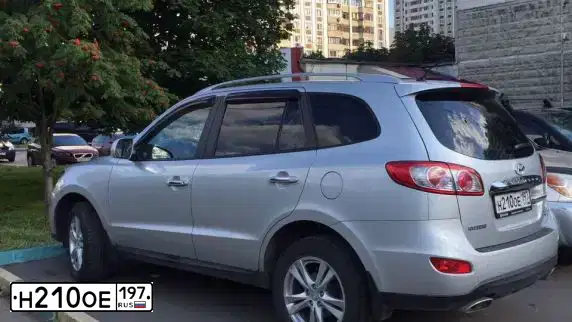 Фото автомобиля HYUNDAI SANTA FE, 2011 — госномер Н210ОЕ197. Цвет: Серебристый