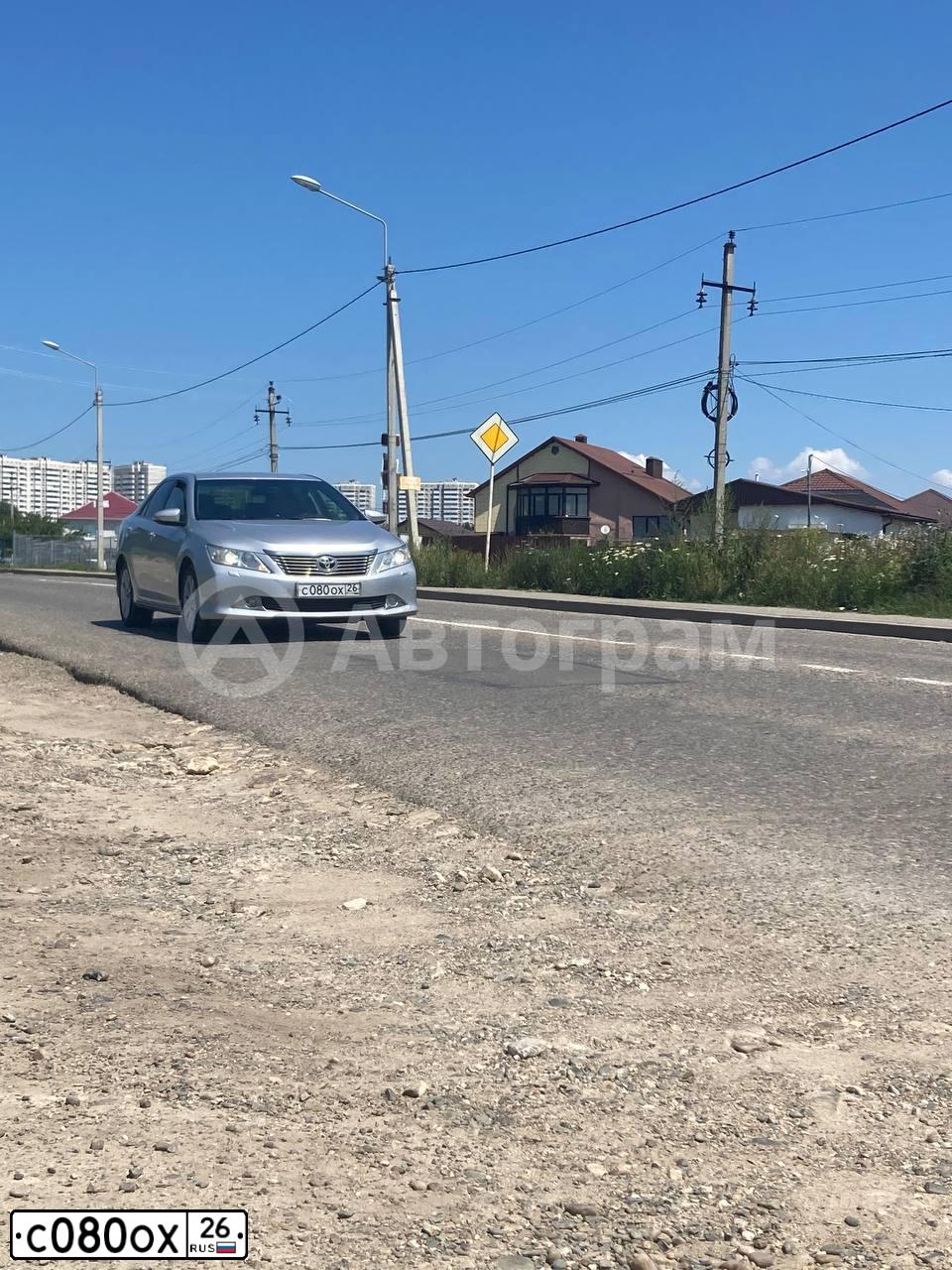 Фото автомобиля TOYOTA CAMRY, 2012 — госномер С080ОХ26. Цвет: СЕРЕБРИСТЫЙ
