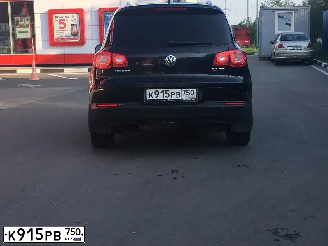 Фото автомобиля VOLKSWAGEN TIGUAN, 2010 — госномер К915РВ750. Цвет: ЧЕРНЫЙ