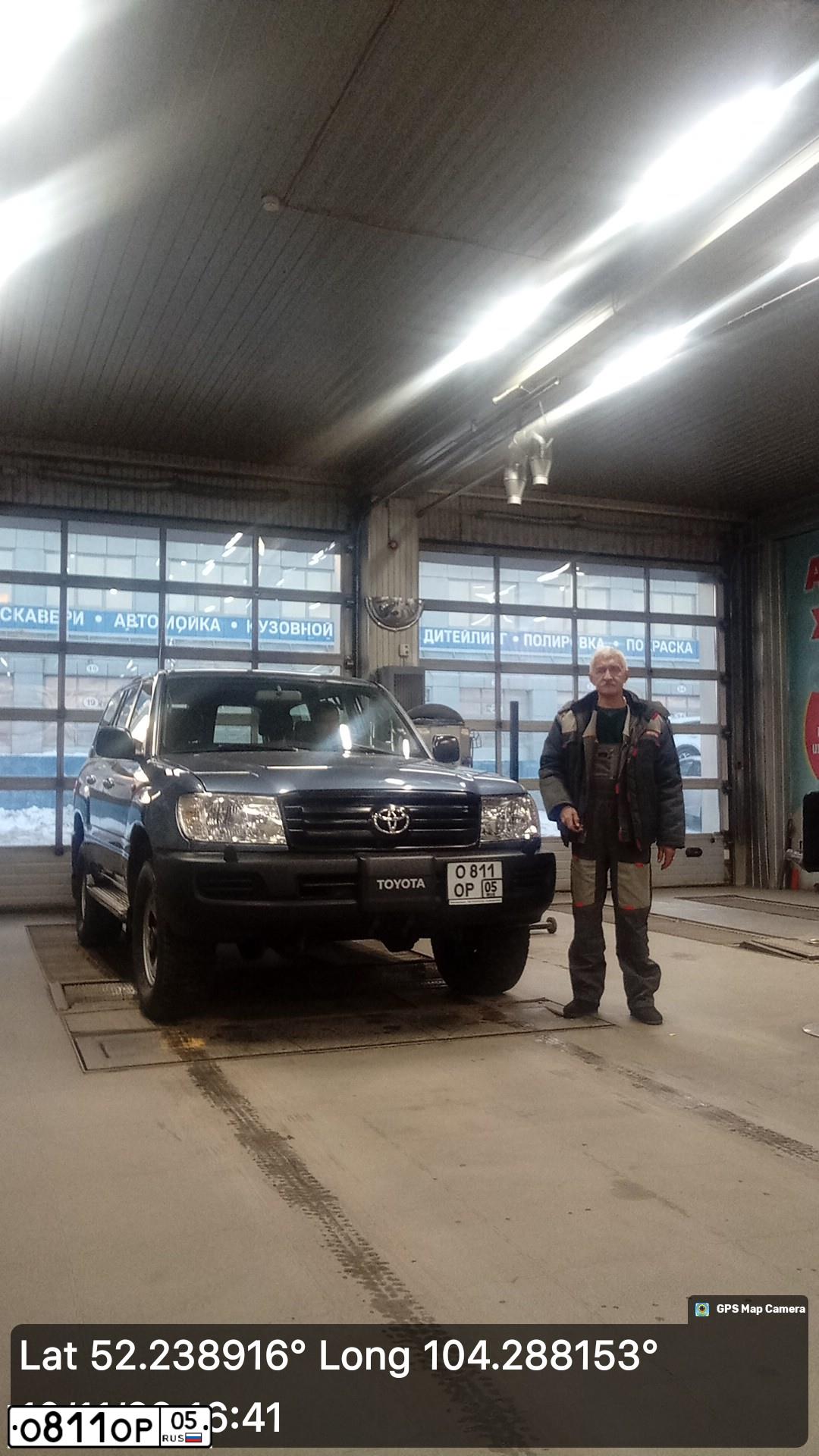 Фото автомобиля TOYOTA LAND CRUISER, 2005 — госномер У780КН138. Цвет: СЕРО-СИНИЙ