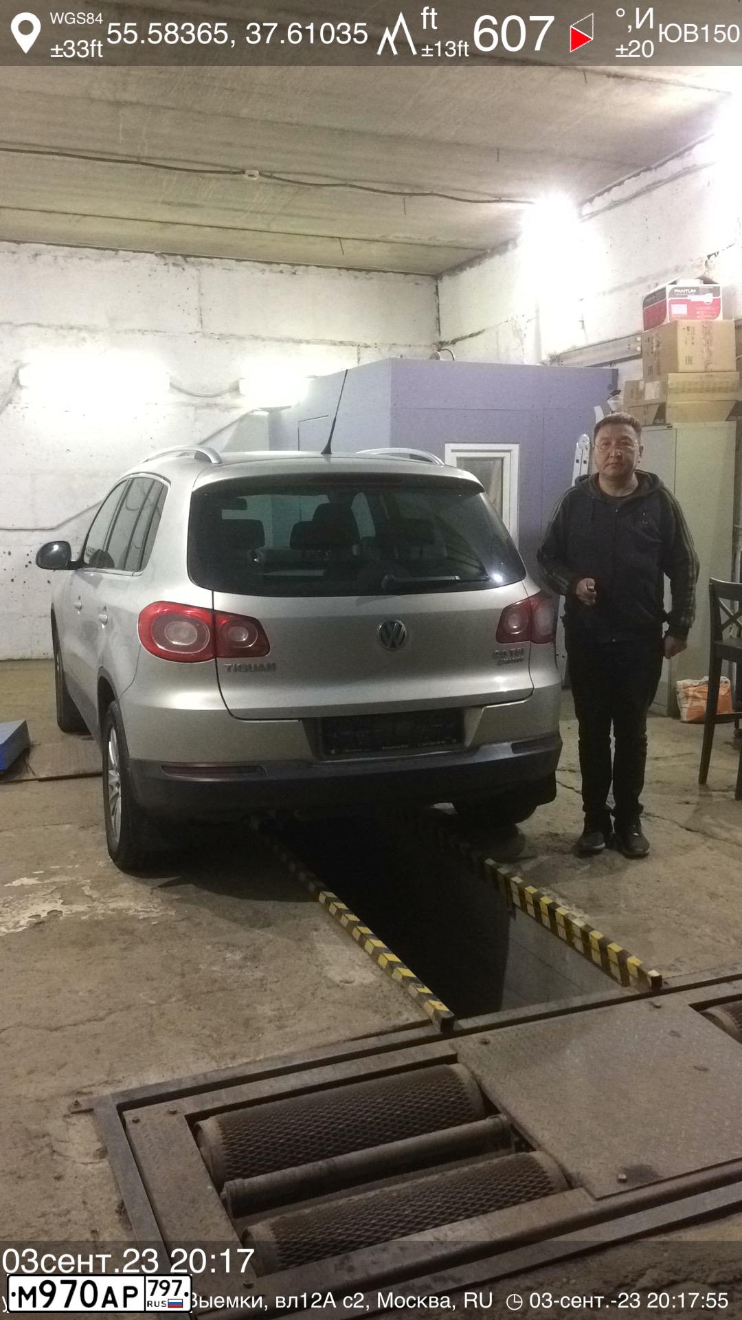 Фото автомобиля VOLKSWAGEN TIGUAN, 2011 — госномер Н646ВЕ977. Цвет: Серебристо-Желтый