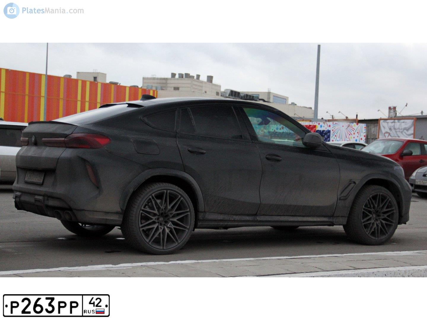 Фото автомобиля BMW X6M, 2020 — госномер Р263РР42. Цвет: ЧЕРНЫЙ