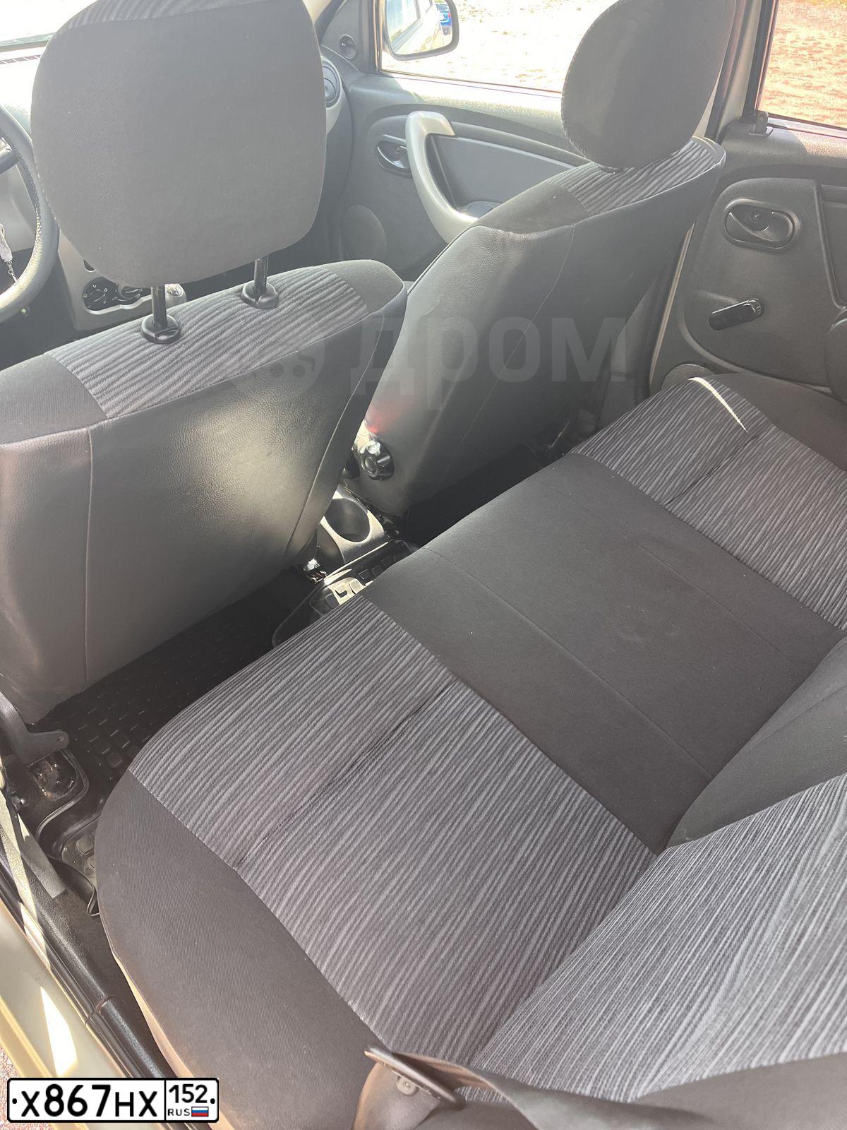 Фото автомобиля RENAULT SANDERO, 2011 — госномер Р444ЕТ152. Цвет: БЕЖЕВЫЙ
