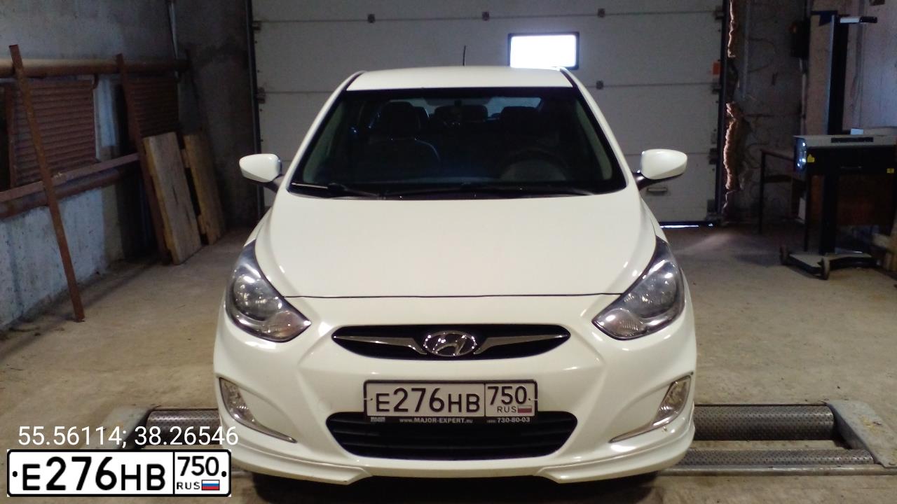Фото автомобиля HYUNDAI SOLARIS, 2012 — госномер Е276НВ750. Цвет: Белый