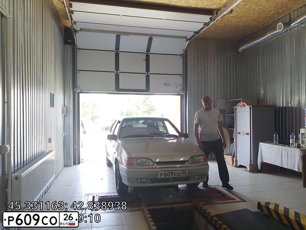 Фото автомобиля LADA 2115 SAMARA, 2004 — госномер Р609СО26. Цвет: МОЛОЧНО-БЕЛЫЙ СЕРЕБРИСТЫЙ