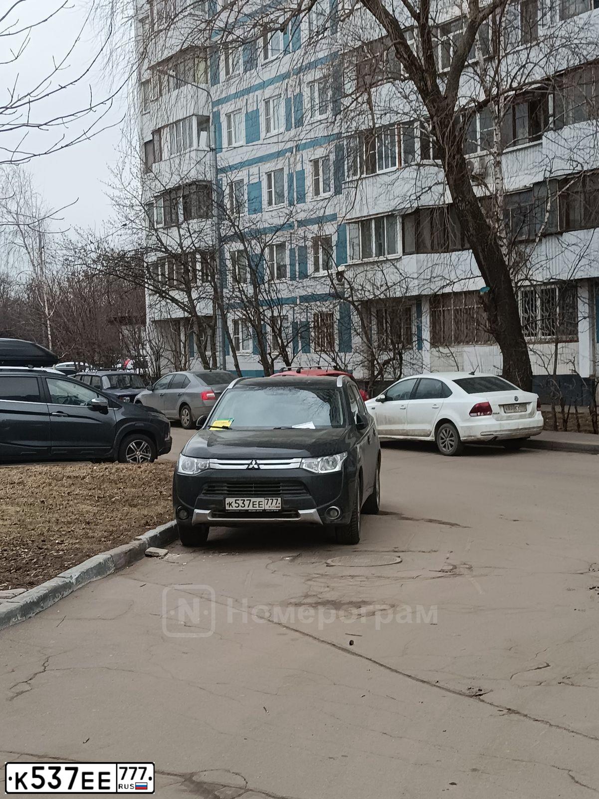 Фото автомобиля MITSUBISHI OUTLANDER, 2014 — госномер К537ЕЕ777. Цвет: ЧЕРНЫЙ