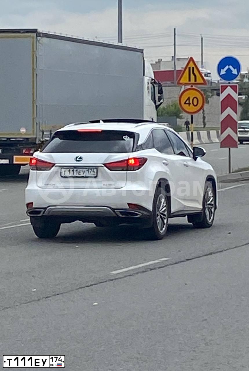 Фото автомобиля TOYOTA CAMRY, 2019 — госномер М797УМ174. Цвет: БЕЛЫЙ ПЕРЛАМУТР