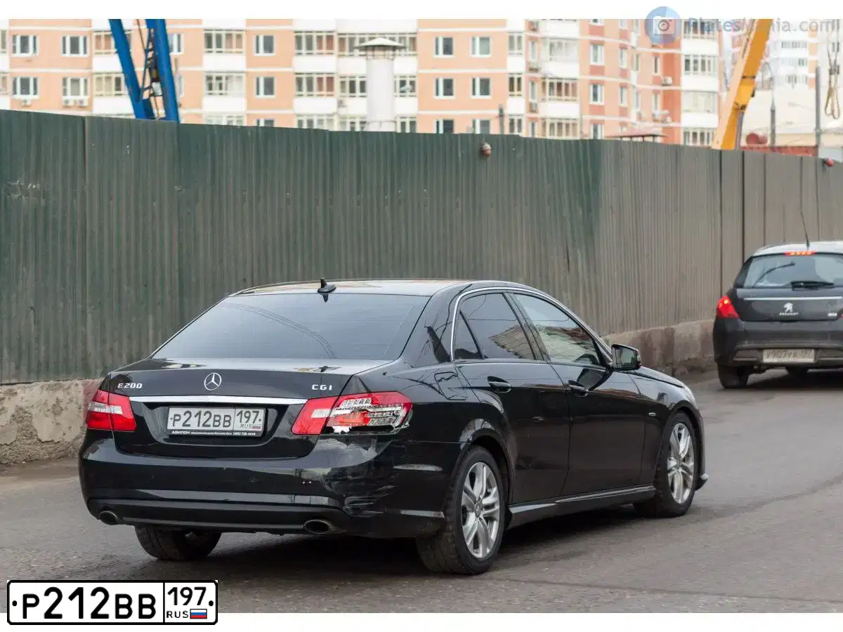 Фото автомобиля MERCEDES E-KLASSE, 2010 — госномер Р212ВВ197. Цвет: ЧЕРНЫЙ