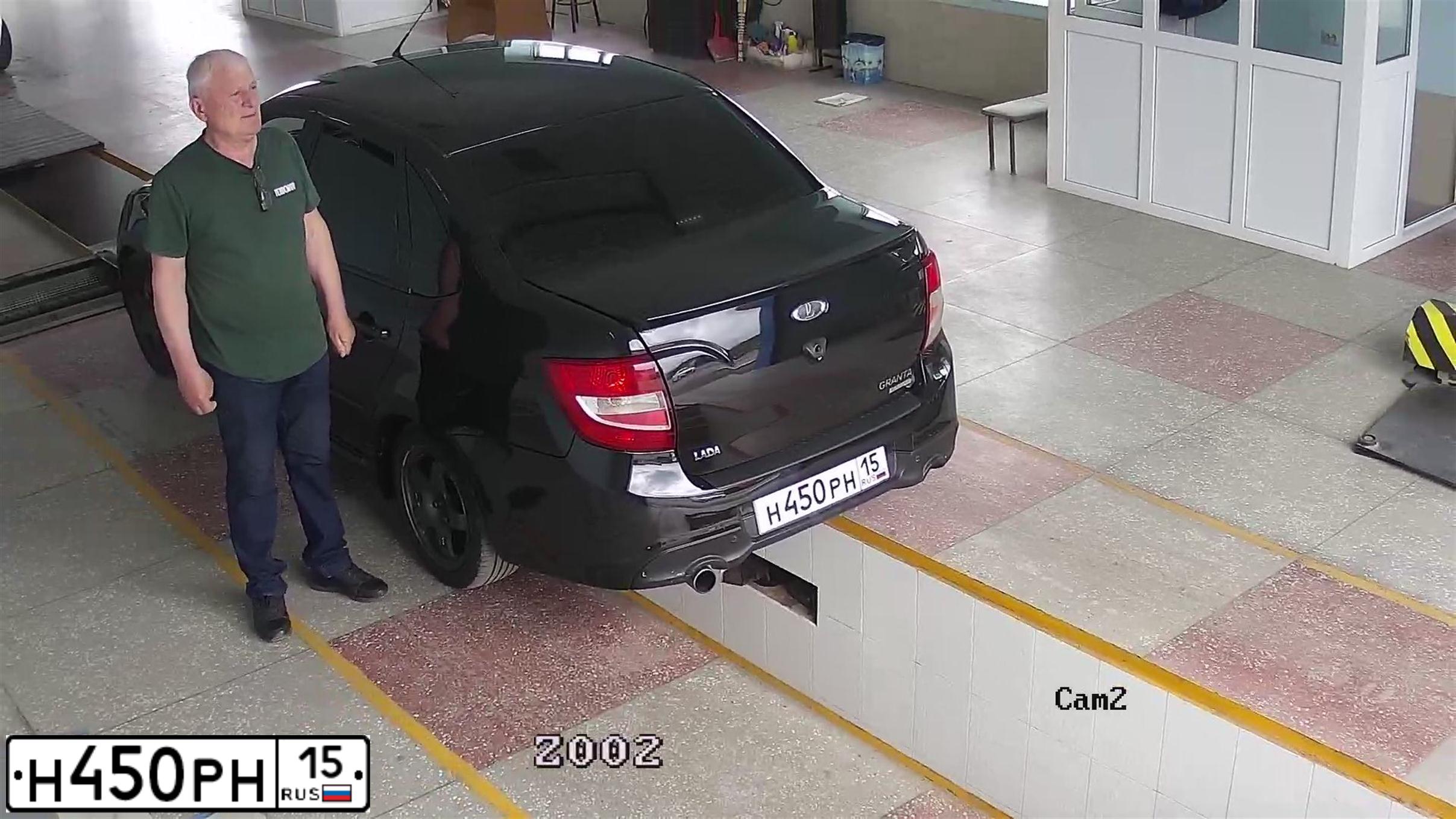 Фото автомобиля LADA 2190 GRANTA, 2016 — госномер Н450РН15. Цвет: ЧЕРНЫЙ