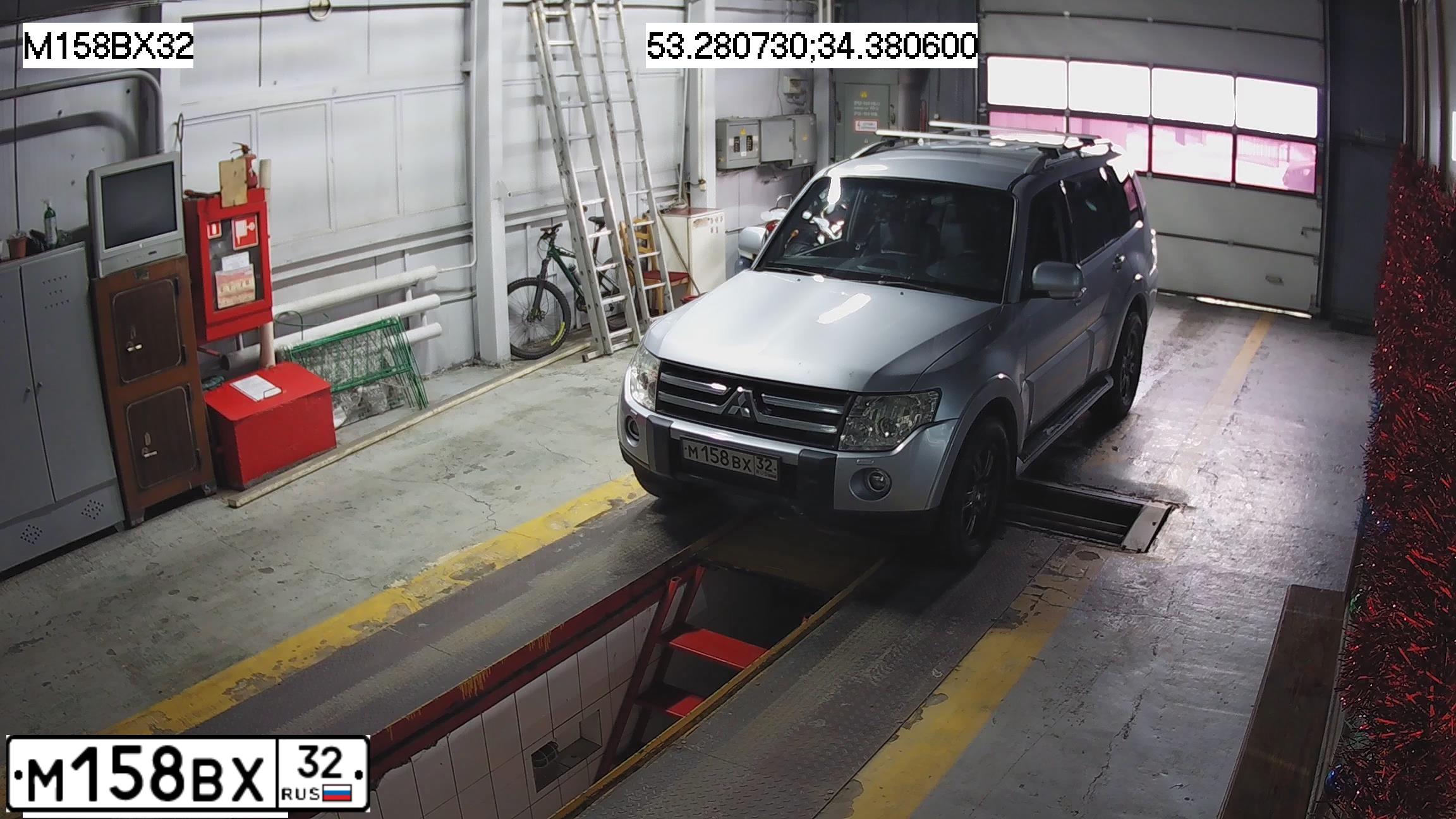 Фото автомобиля MITSUBISHI PAJERO, 2007 — госномер М158ВХ32. Цвет: ТЕМНО-СЕРЫЙ
