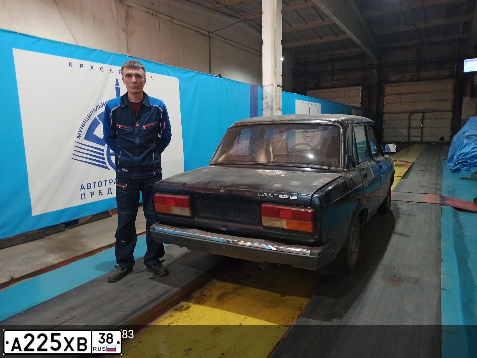 Фото автомобиля LADA 2107, 2012 — госномер У472ТО124. Цвет: синий