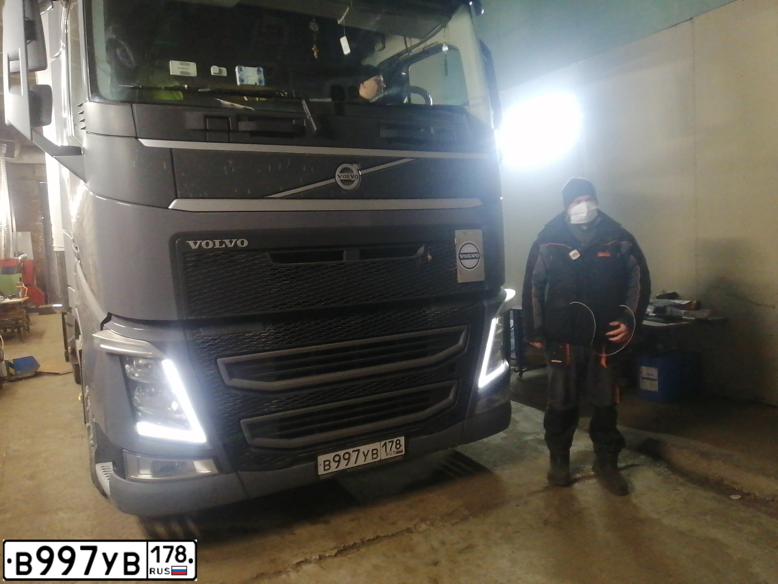 Фото автомобиля VOLVO SERIE FH /4X2/, 2014 — госномер В997УВ178. Цвет: СЕРЫЙ