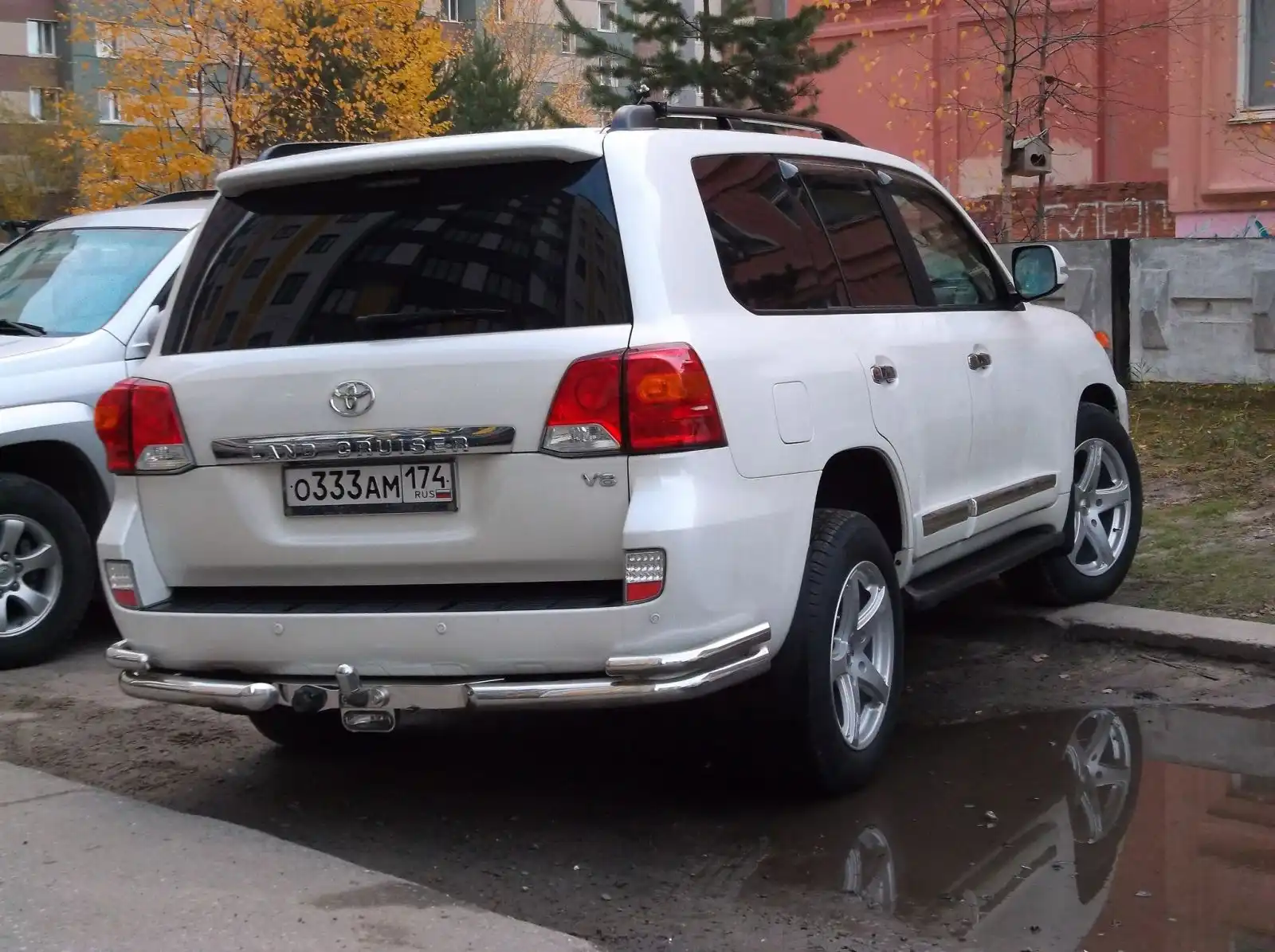 Фото автомобиля TOYOTA LANDCRUISER 200, 2013 — госномер Т002ОТ72. Цвет: Белый