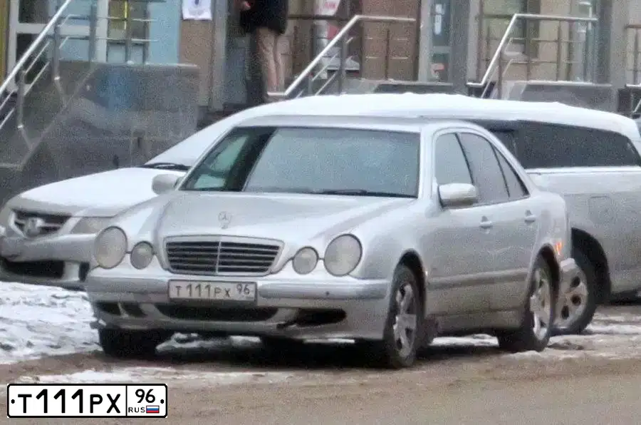 Фото автомобиля MERCEDES E-KLASSE, 2001 — госномер Т111РХ96. Цвет: СВЕТЛО-СЕРЫЙ