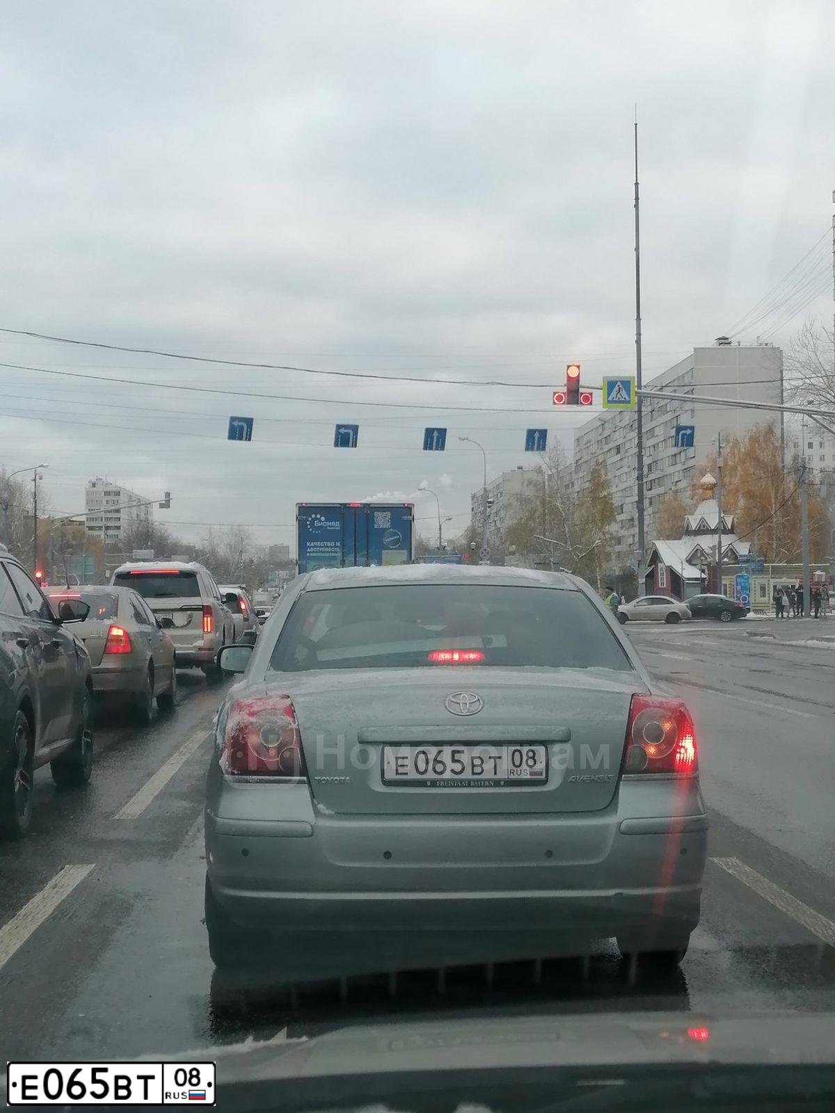 Фото автомобиля TOYOTA AVENSIS, 2007 — госномер У592УУ23. Цвет: Серебристый
