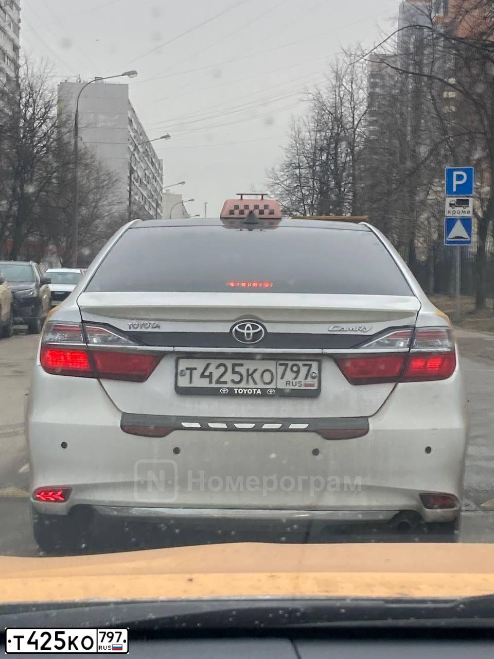 Фото автомобиля TOYOTA CAMRY, 2016 — госномер Т425КО797. Цвет: БЕЛЫЙ-ЖЕЛТЫЙ-СЕРЫЙ