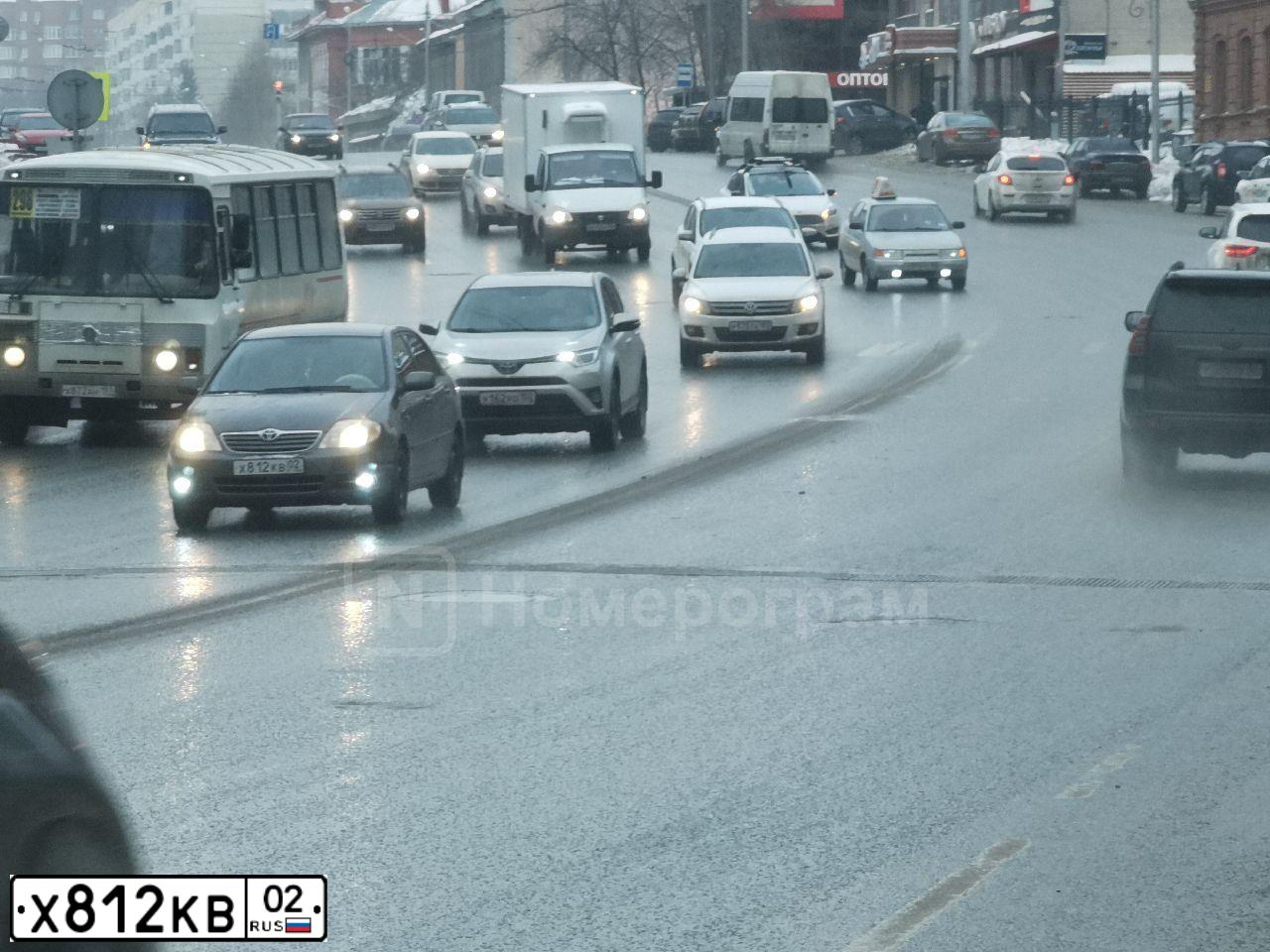 Фото автомобиля TOYOTA COROLLA, 2005 — госномер Х812КВ02. Цвет: Серый